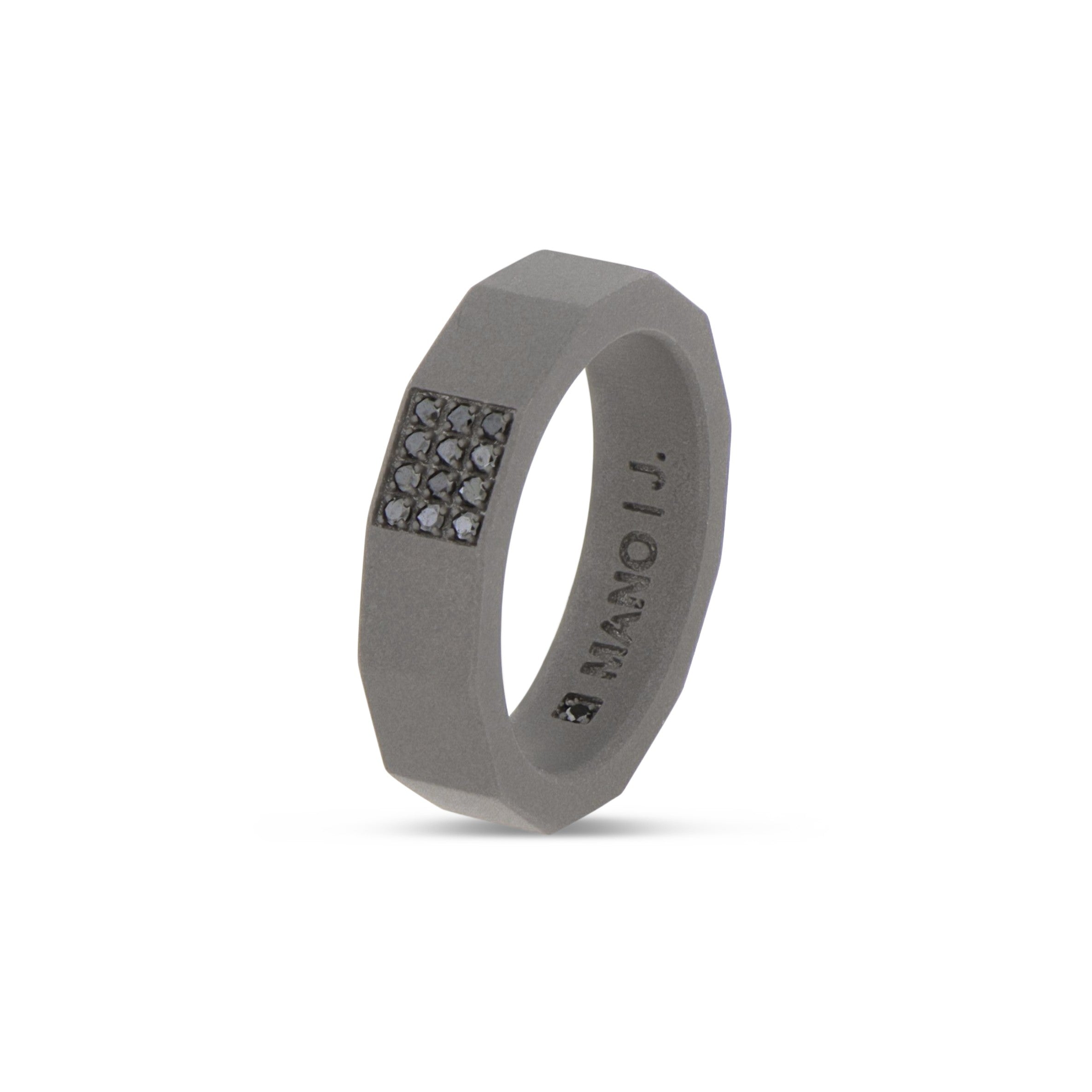 ANELLO DA UOMO TWELVE IN TITANIO CON UN LATO INCASSATO CON DIAMANTI BLACK DA UN PUNTO