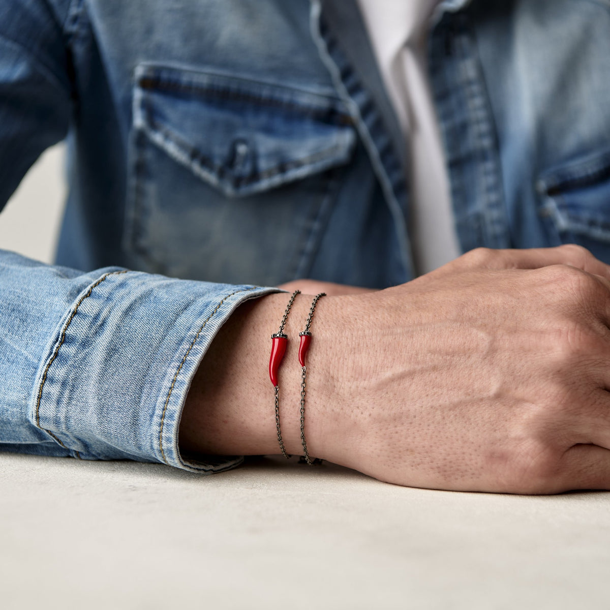 BRACCIALE CON CORNETTO MINI SMALTATO ROSSO E DIAMANTI BLACK