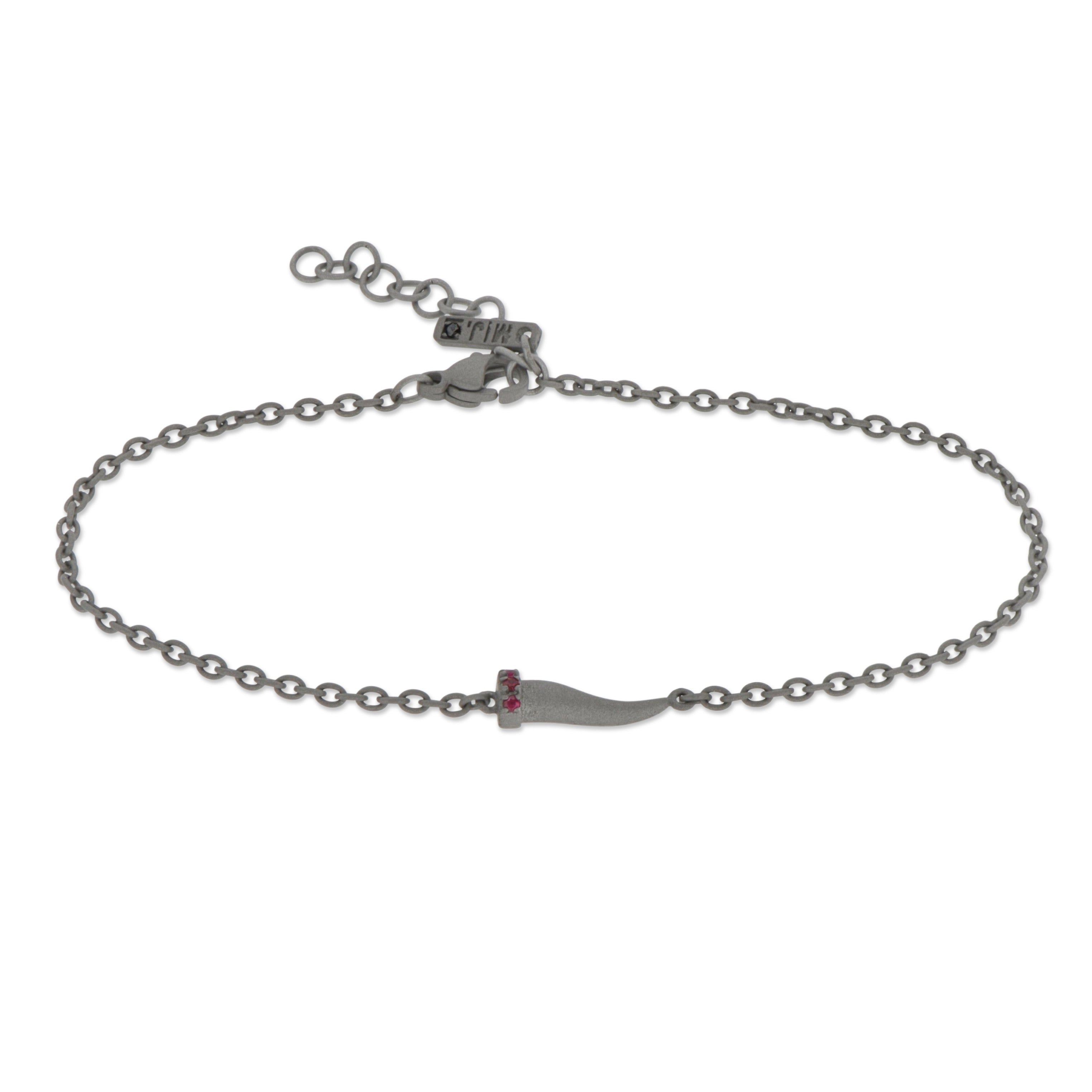 BRACCIALE CON CORNETTO MINI IN TITANIO E RUBINI