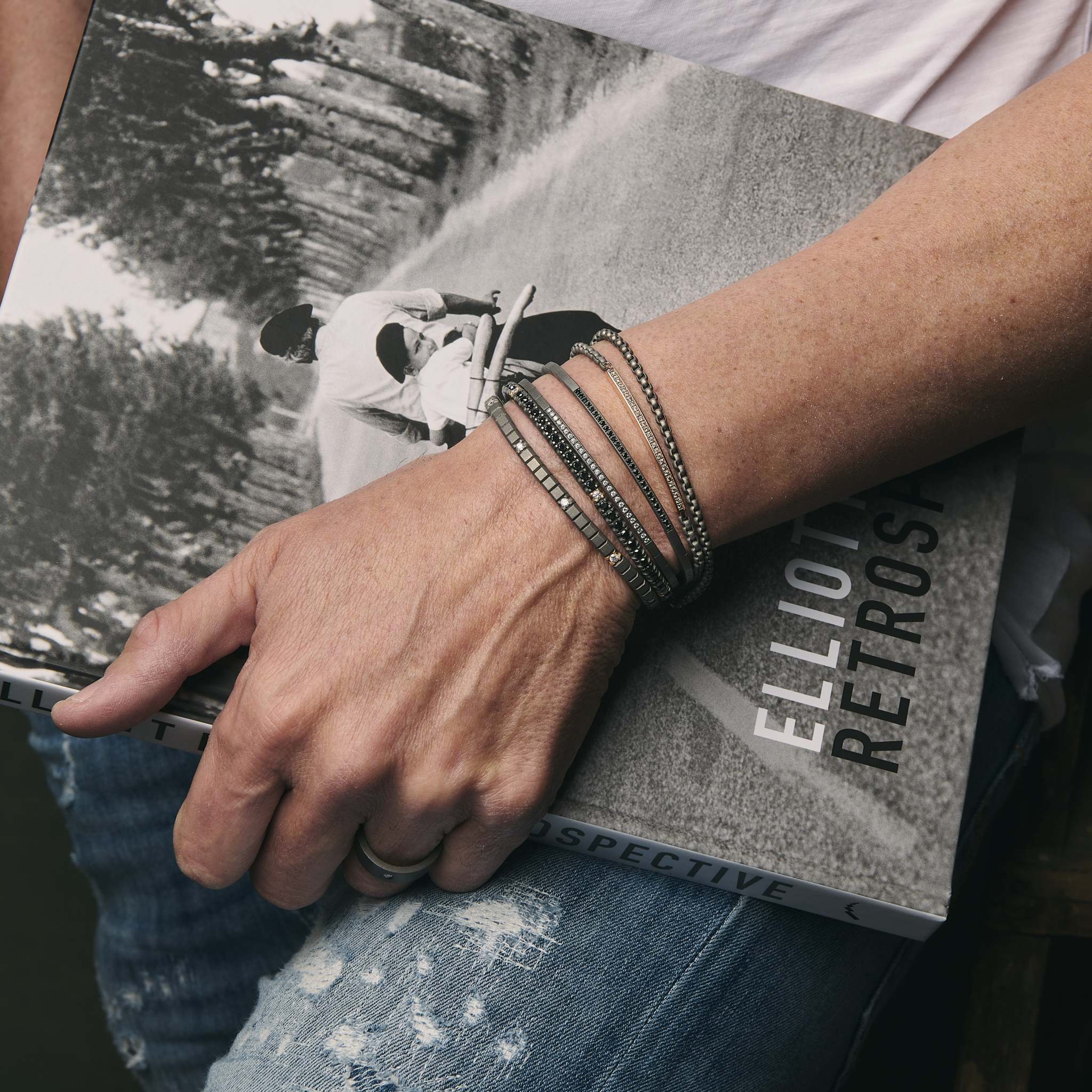BRACCIALE UOMO CON CATENINA SCOOBY DOO IN TITANIO E TARGHETTA IN ORO GIALLO 9 KT CON DIAMANTI BROWN