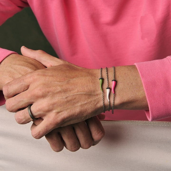 BRACCIALE CHARMS CON CORNETTO SMALTATO FUCSIA IN TITANIO, 5 BLACK E CATENA