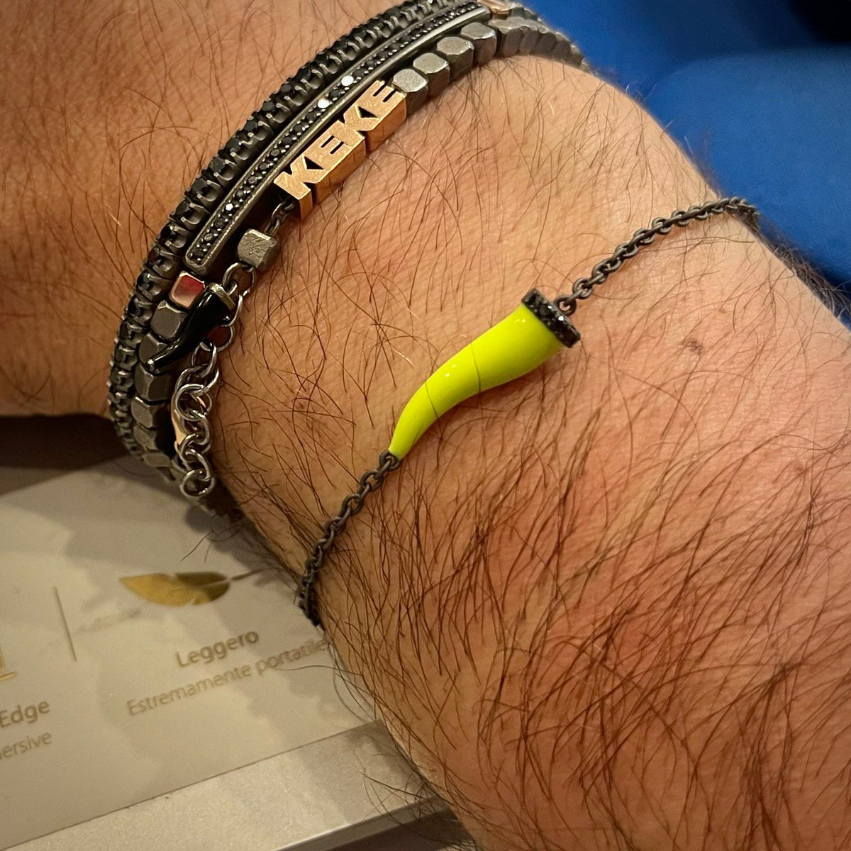 BRACCIALE CHARMS CON CORNETTO SMALTATO GIALLO FLUO IN TITANIO, 5 BLACK E CATENA