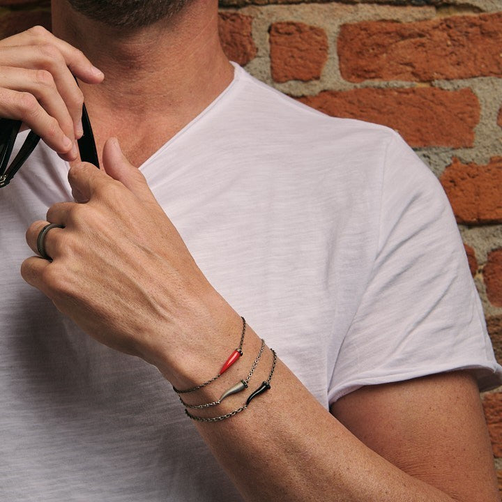 BRACCIALE CHARMS CON CORNETTO SMALTATO ROSSO IN TITANIO, 5 BLACK E CATENA