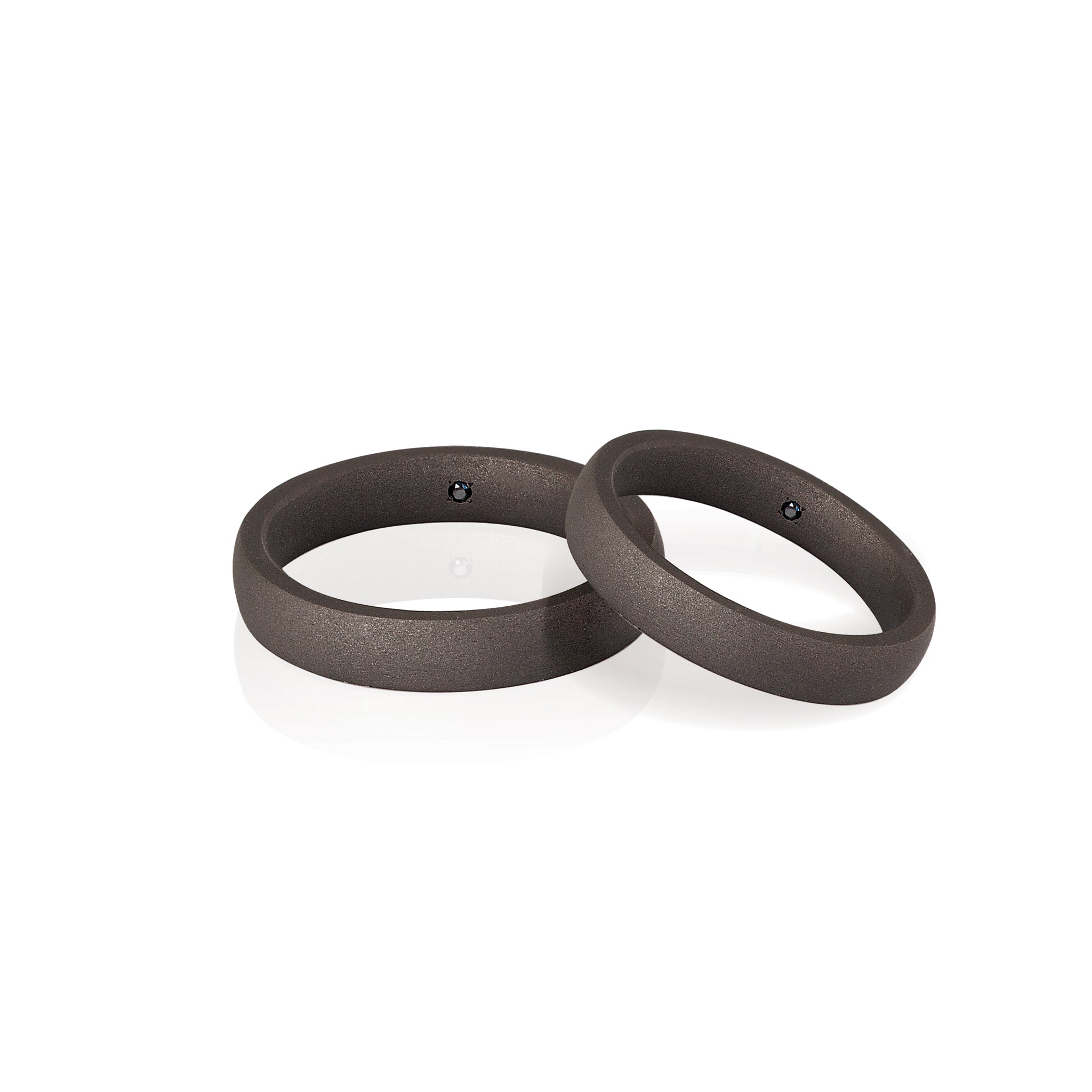 ALLIANCE DE MARIAGE EN TITANE AVEC 1 DIAMANT NOIR.