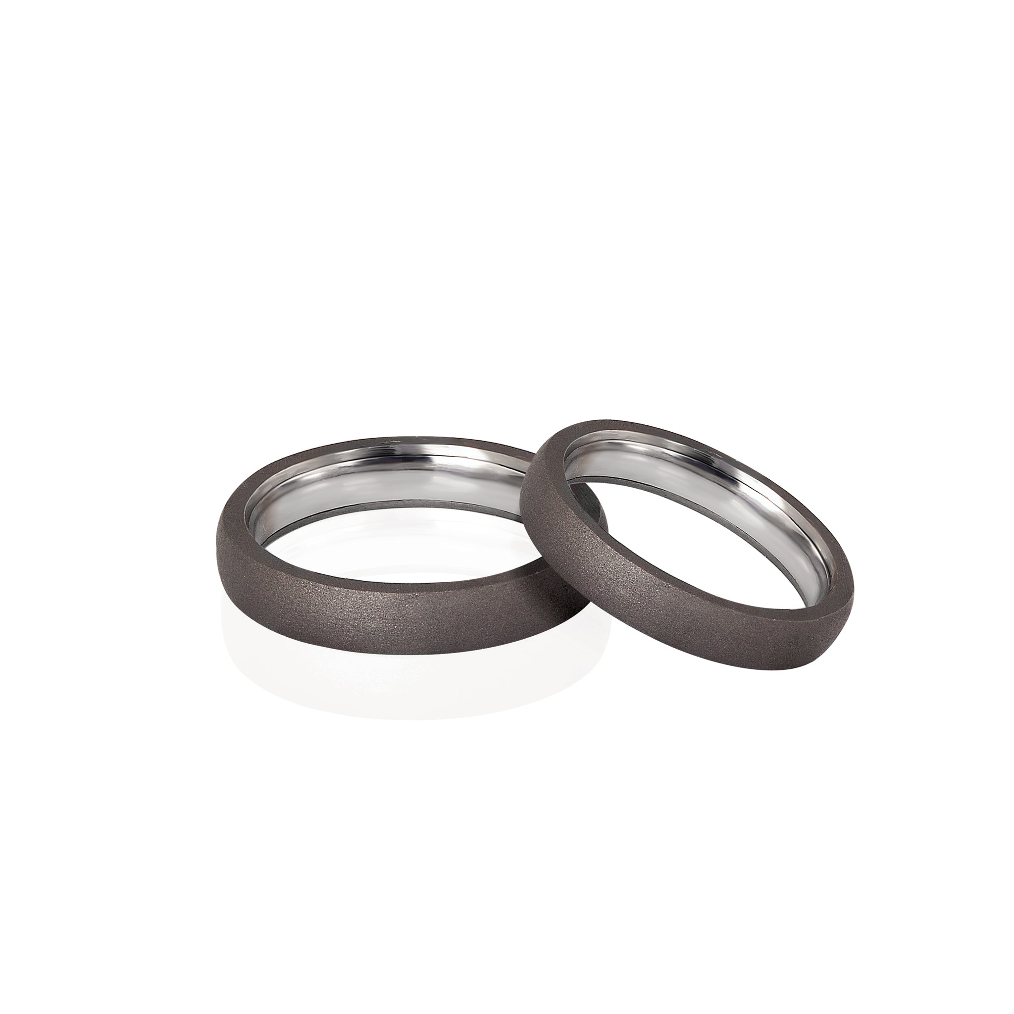 ALLIANCE DE MARIAGE EN TITANE ET INTÉRIEUR EN OR BLANC 18 KT.
