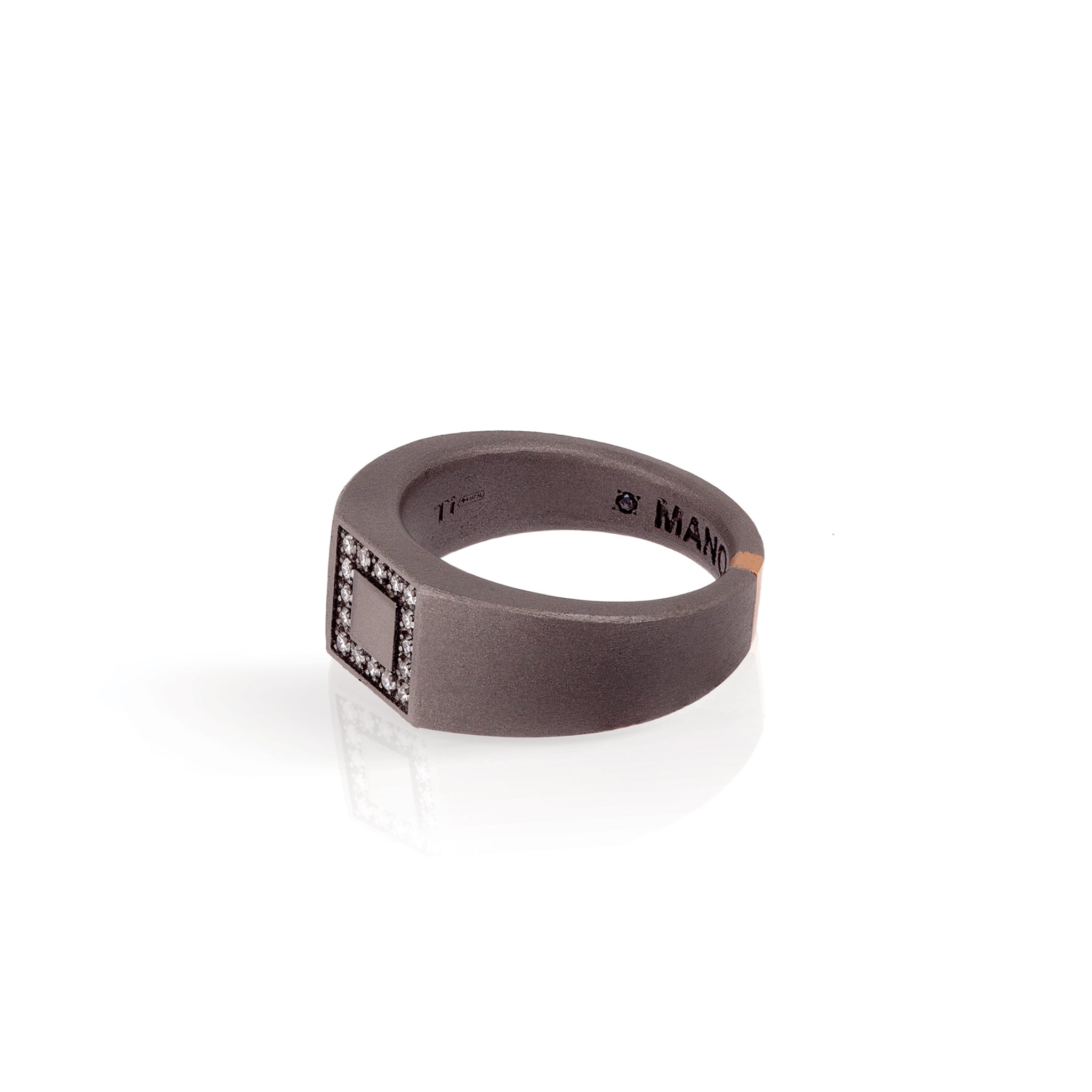 ANELLO UOMO IN TITANIO, ORO CON CONTORNO DI 16 DIAMANTI WHITE.