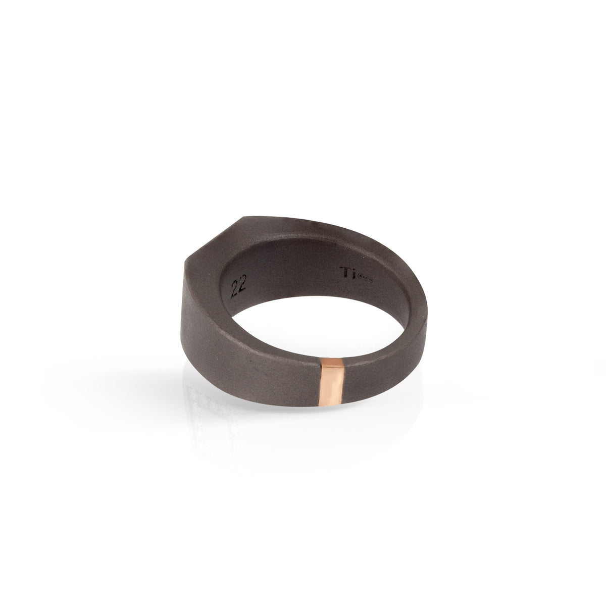 ANELLO UOMO IN TITANIO, ORO CON CONTORNO DI 16 DIAMANTI WHITE.
