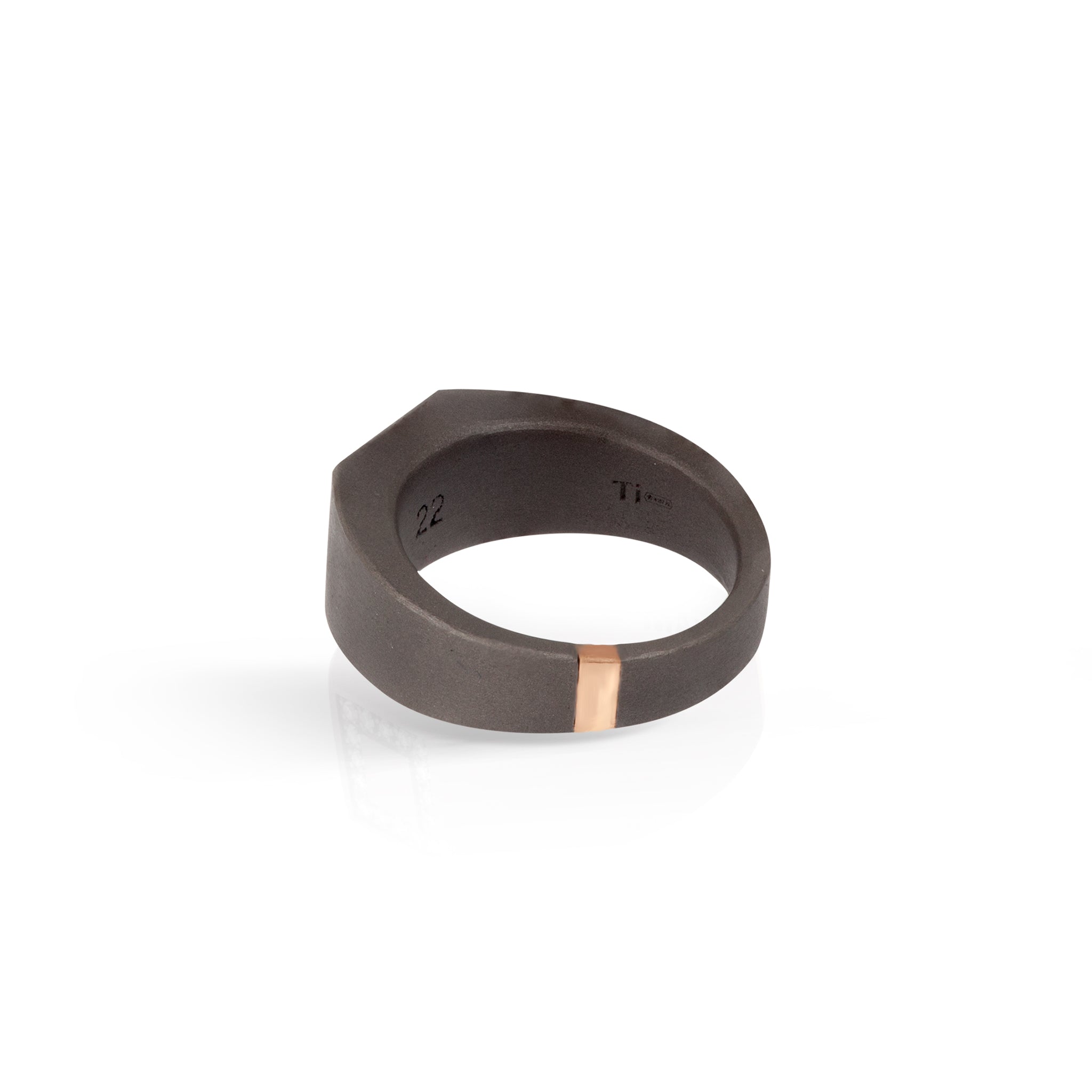 ANELLO UOMO IN TITANIO, ORO CON CONTORNO DI 16 DIAMANTI WHITE.
