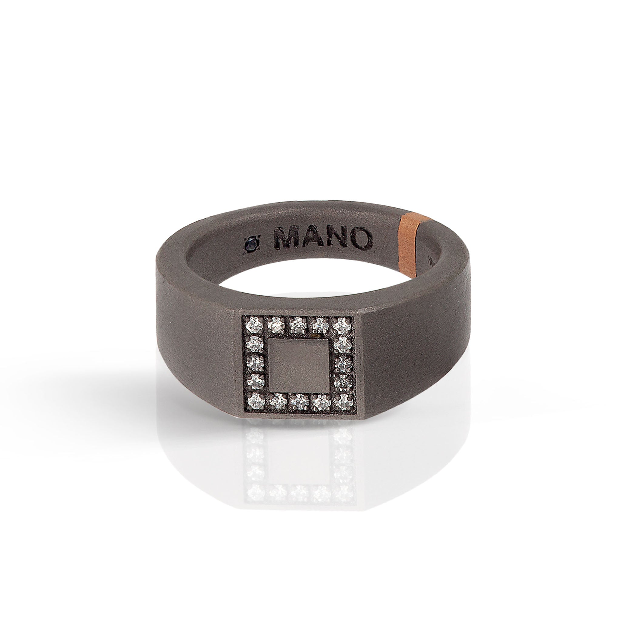 ANELLO UOMO IN TITANIO, ORO CON CONTORNO DI 16 DIAMANTI WHITE.