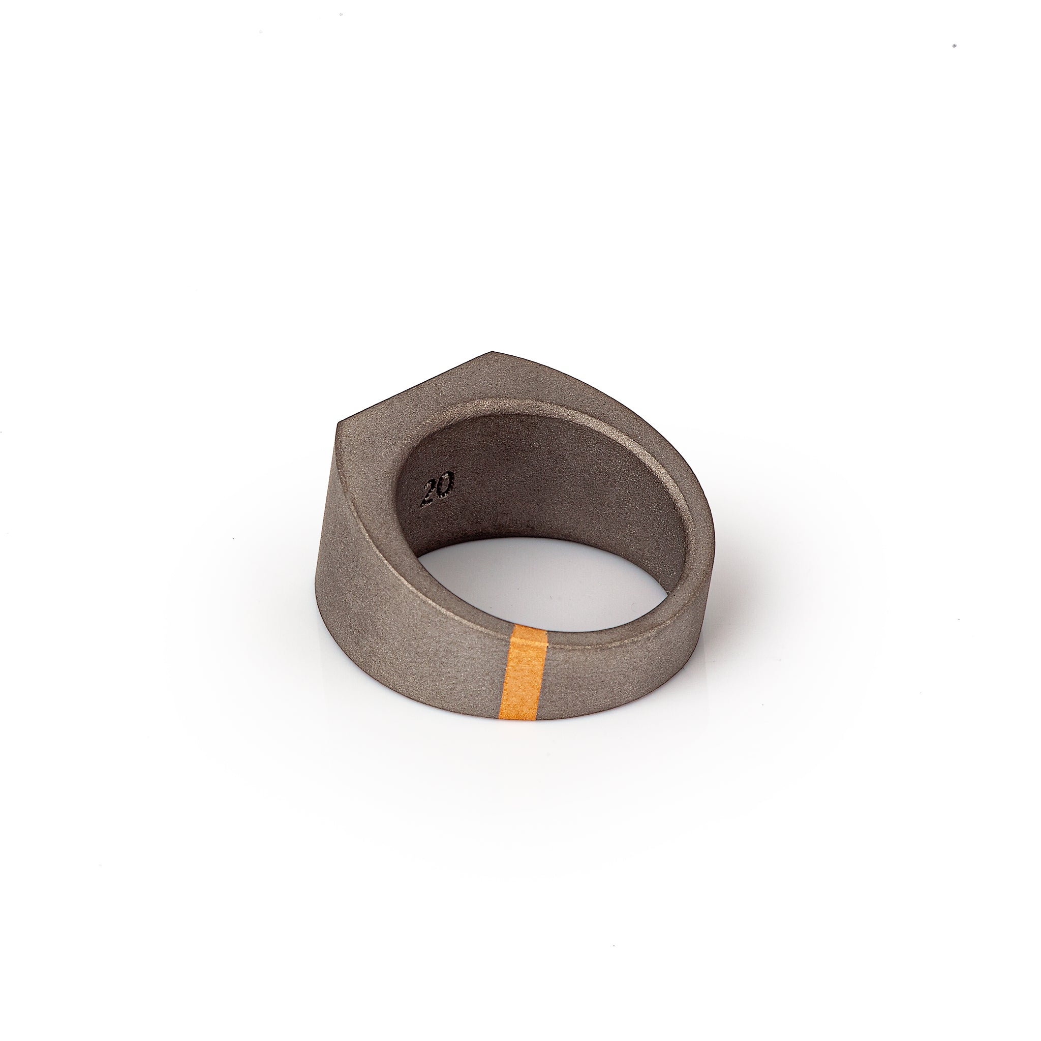 BAGUE HOMME EN TITANE, OR ROUGE ET DIAMANTS NOIRS.