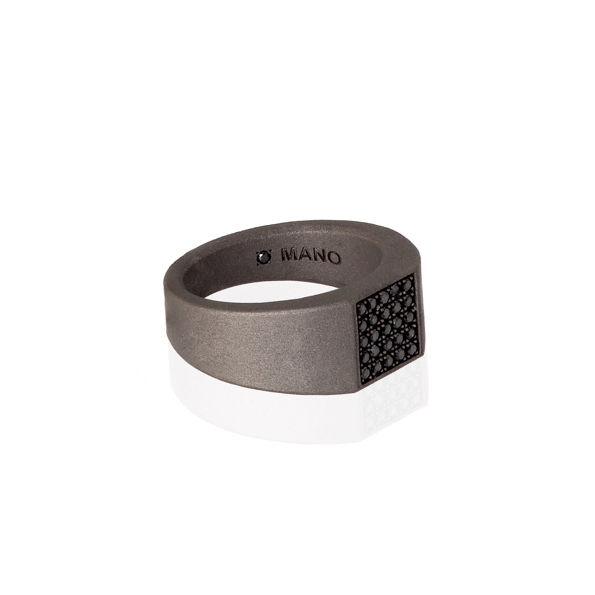 ANELLO UOMO IN TITANIO SABBIATO CON PAVE' DI 25 DIAMANTI BLACK.