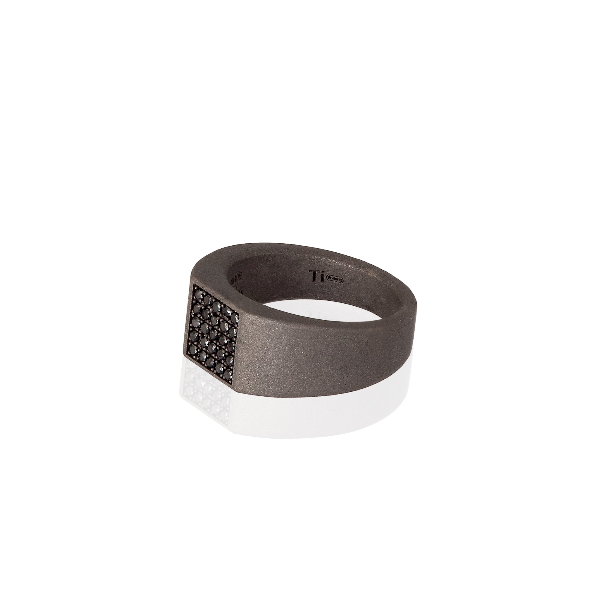 ANELLO UOMO IN TITANIO SABBIATO CON PAVE' DI 25 DIAMANTI BLACK.