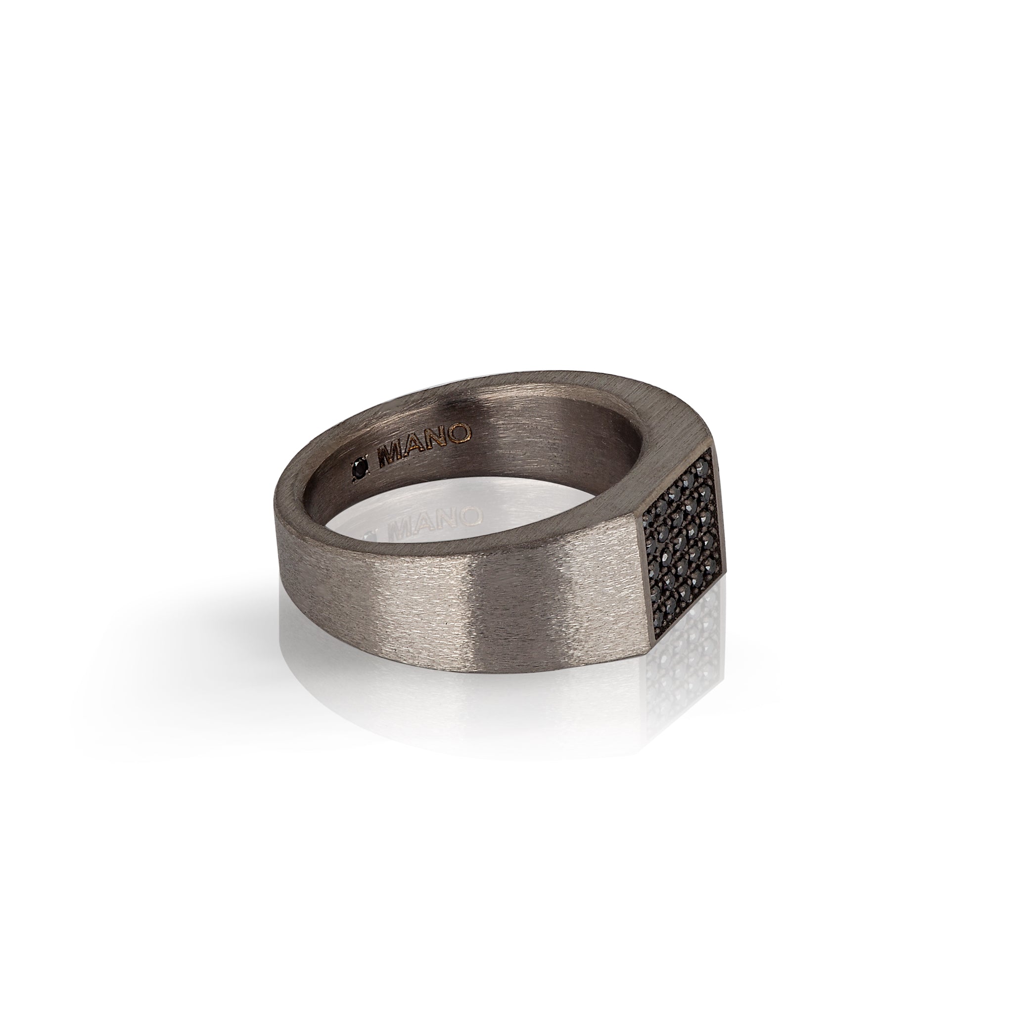 ANELLO UOMO IN TITANIO CON PAVE' DI 25 DIAMANTI BLACK.