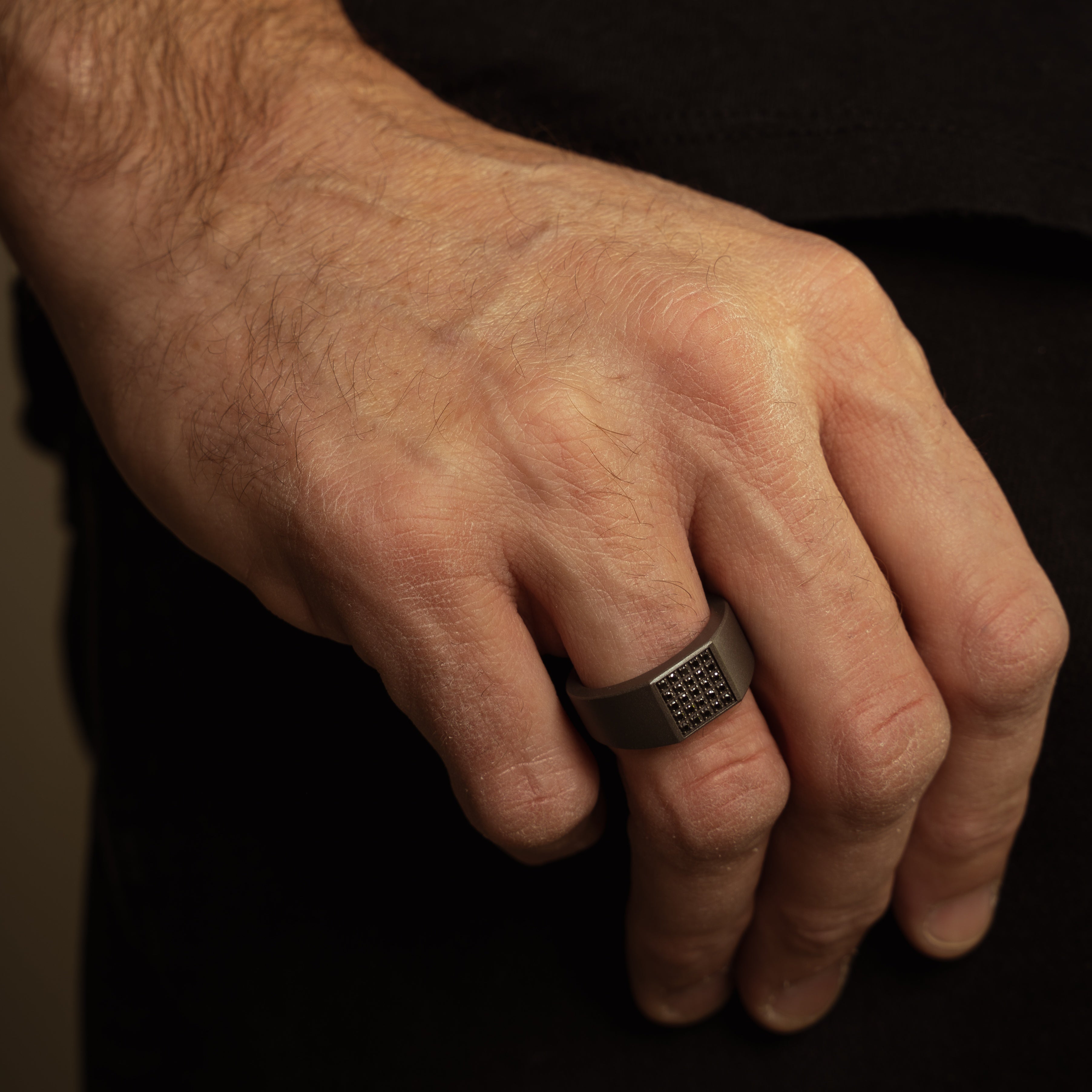ANELLO UOMO IN TITANIO, ORO ROSSO E PAVE' DI 25 DIAMANTI BLACK.