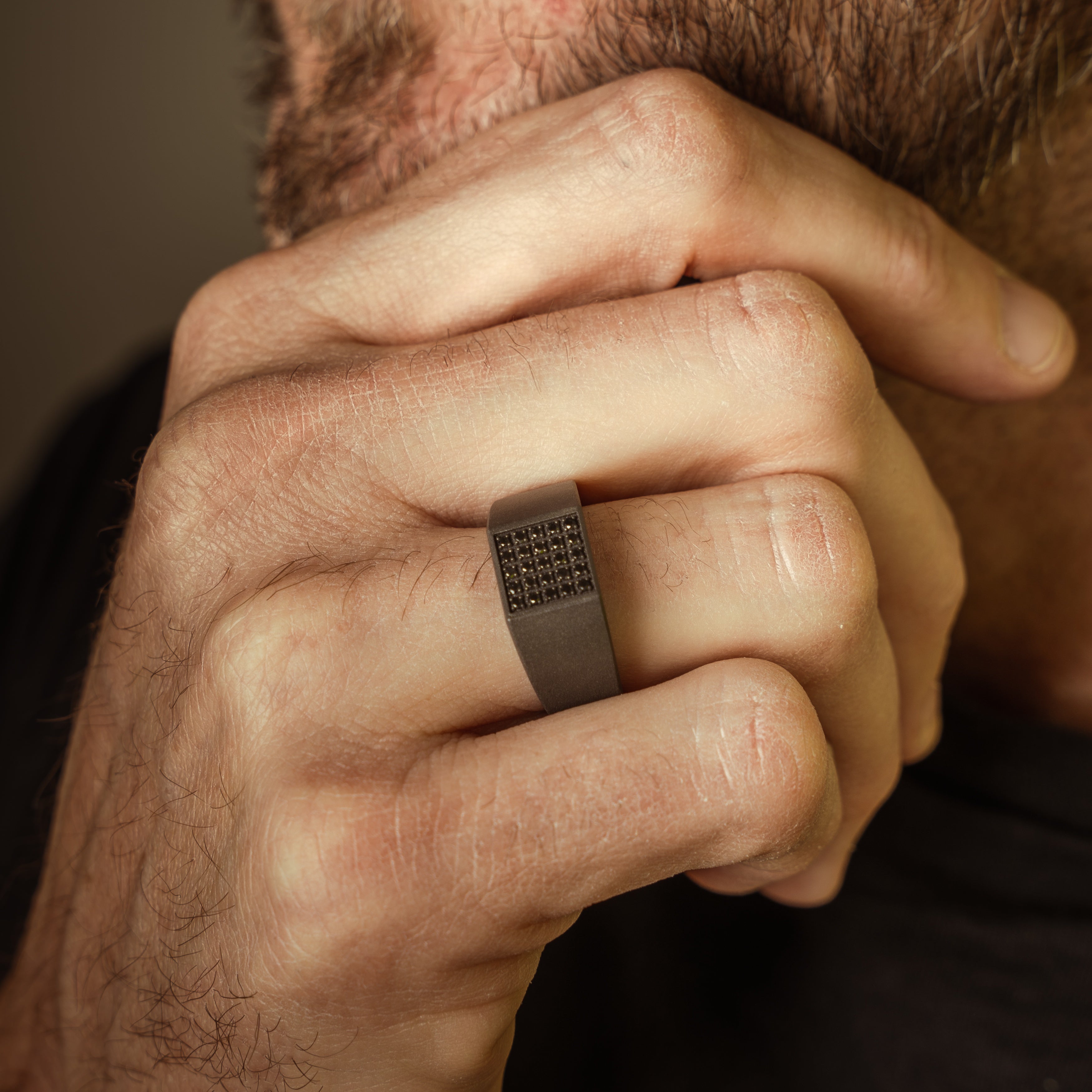 ANELLO UOMO IN TITANIO, ORO ROSSO E PAVE' DI 25 DIAMANTI BLACK.