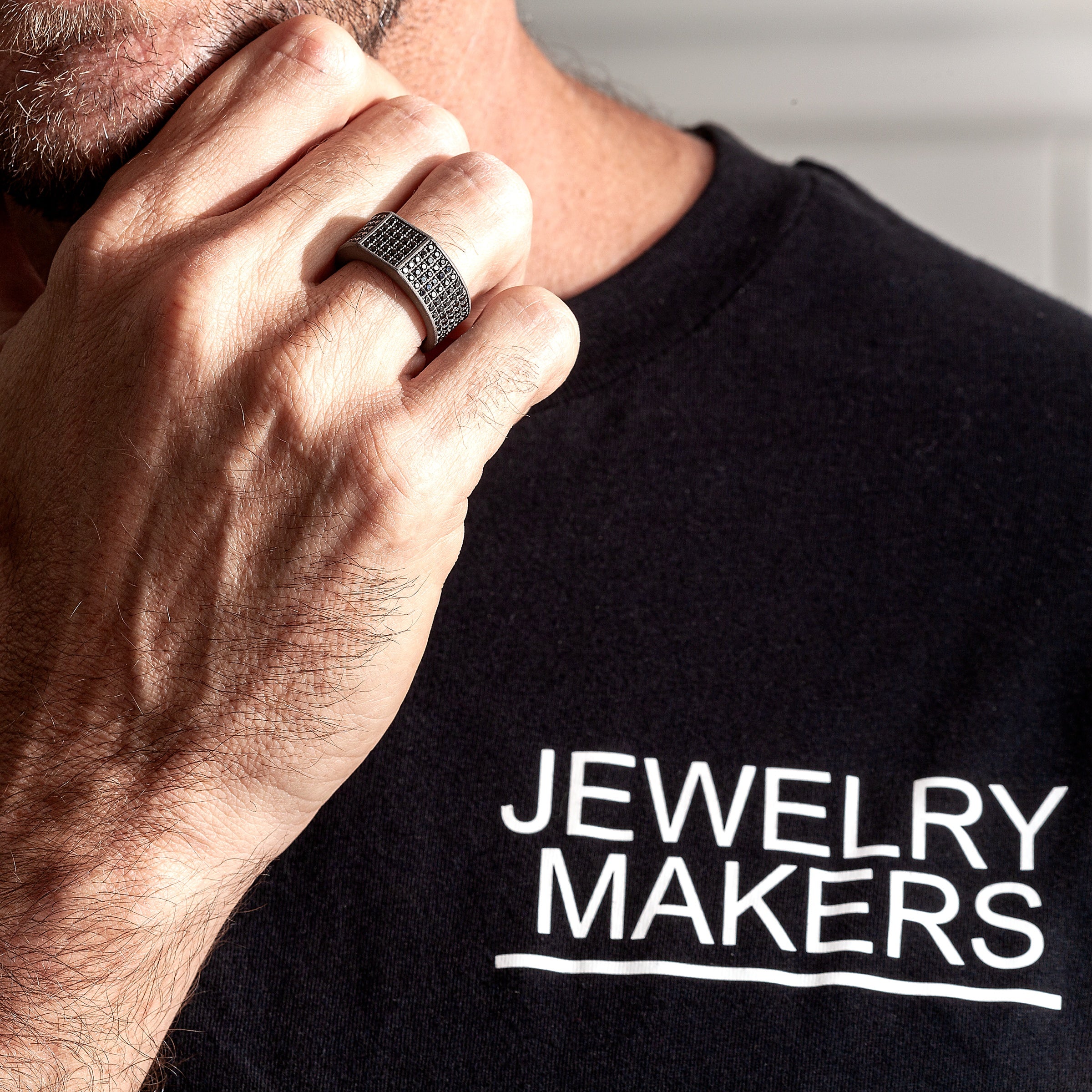 ANELLO UOMO IN TITANIO TUTTO INCASSATO CON DIAMANTI BLACK.