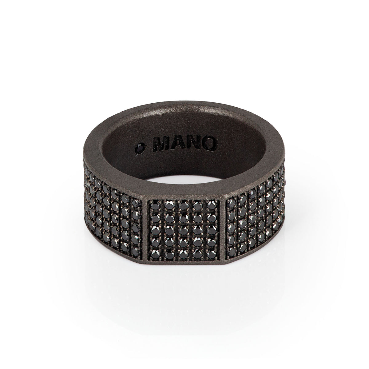 ANELLO UOMO IN TITANIO TUTTO INCASSATO CON DIAMANTI BLACK.