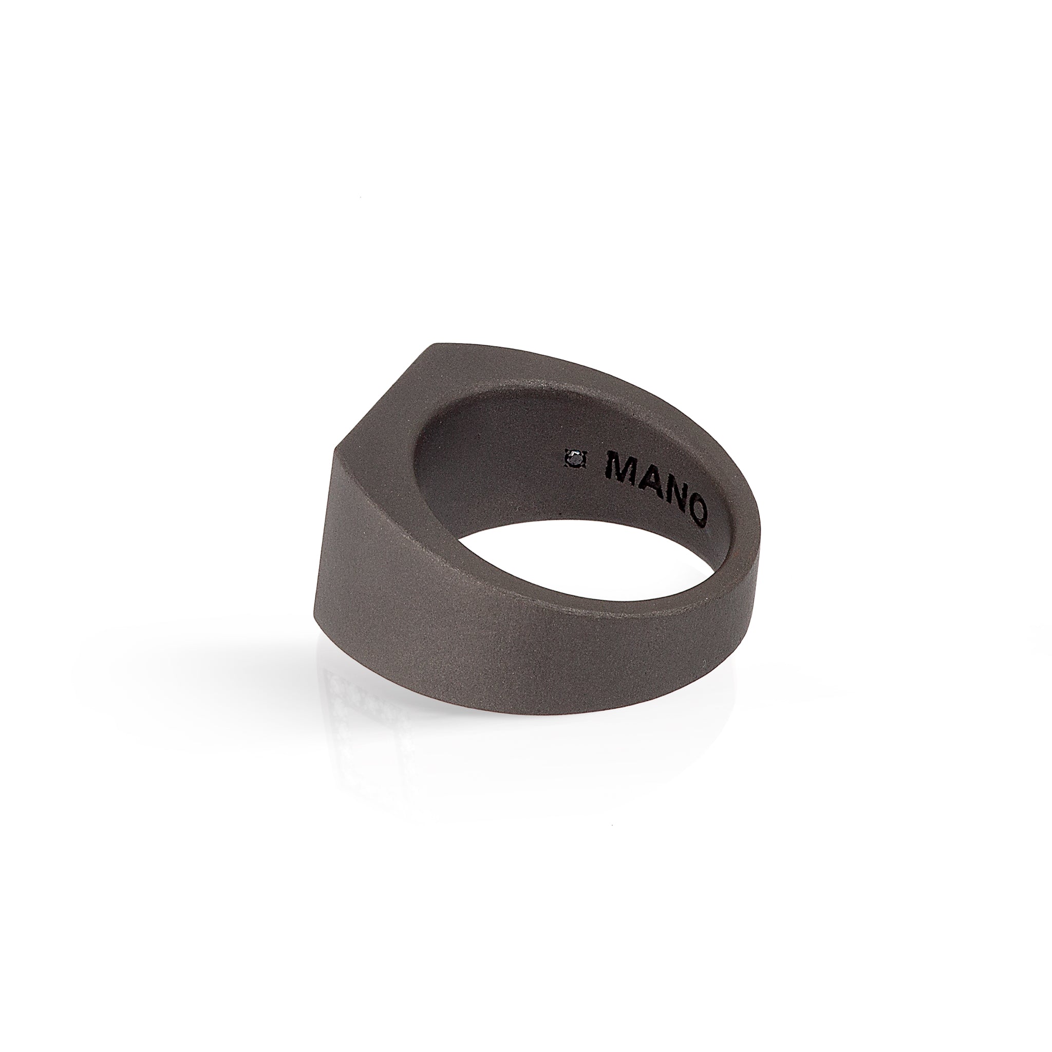 BAGUE HOMME EN TITANE, OR ROUGE ET DIAMANTS NOIRS.