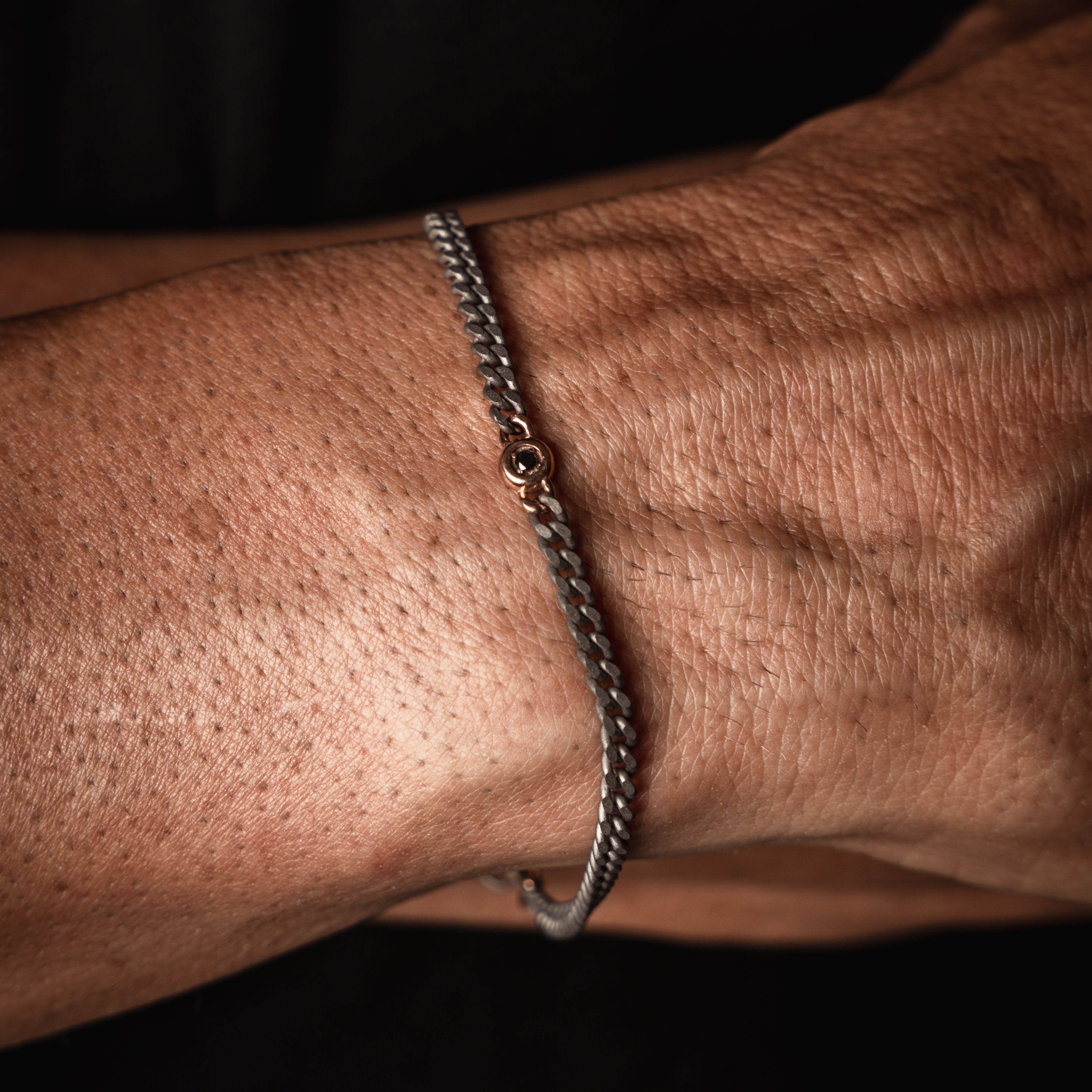 BRACELET HOMME EN TITANE AVEC POINT DE LUMIÈRE, DIAMANTS NOIRS ET UNE CHAÎNE GROUMETTE, OR ROUGE 9KT