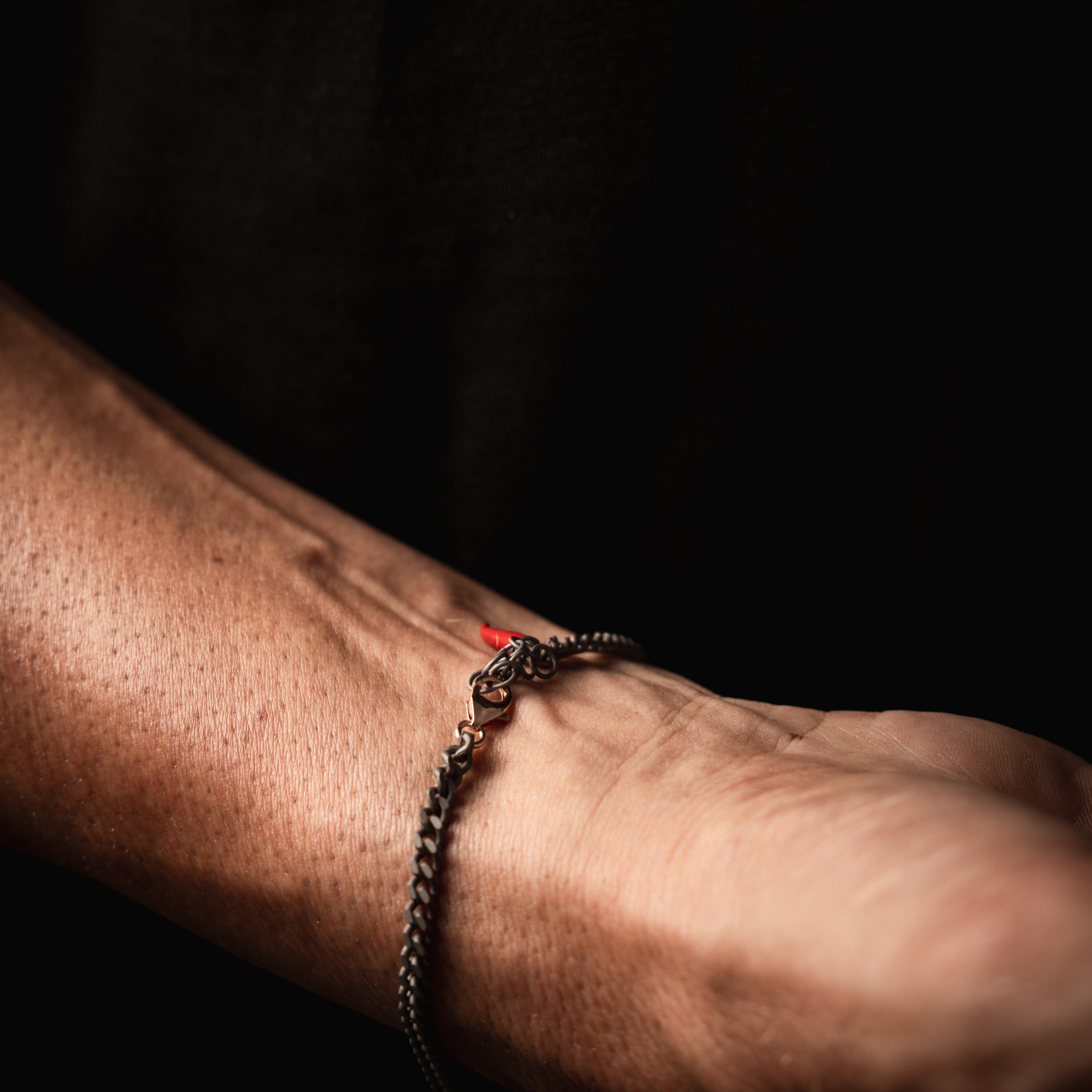 BRACELET HOMME EN TITANE AVEC BARRETTE, DIAMANTS BLANCS AVEC UNE CHAÎNE GOURMETTE ET OR ROUGE 9 KT