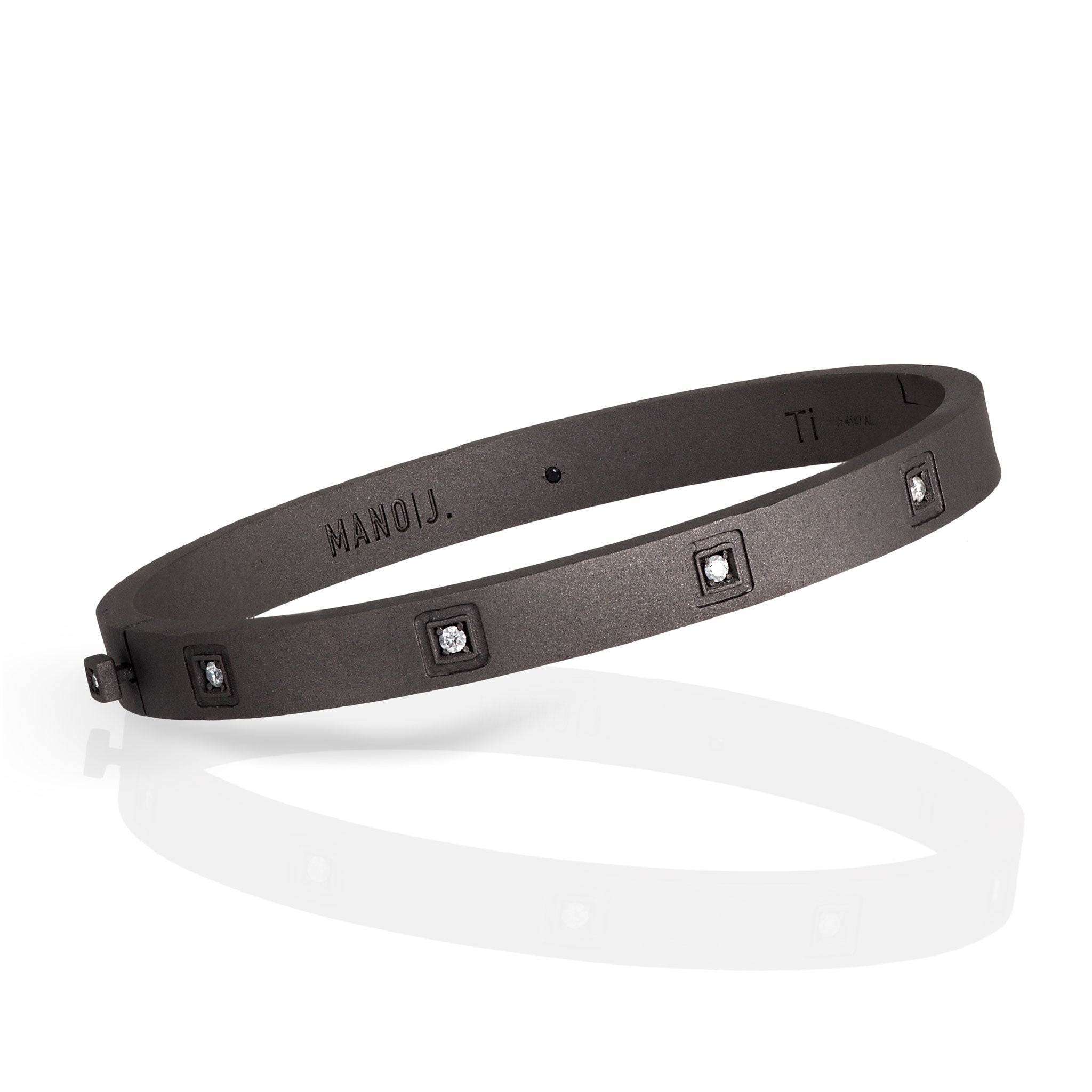BRACELET HOMME RIGIDE À MENOTTE EN TITANE ET 5 DIAMANTS BLANCS