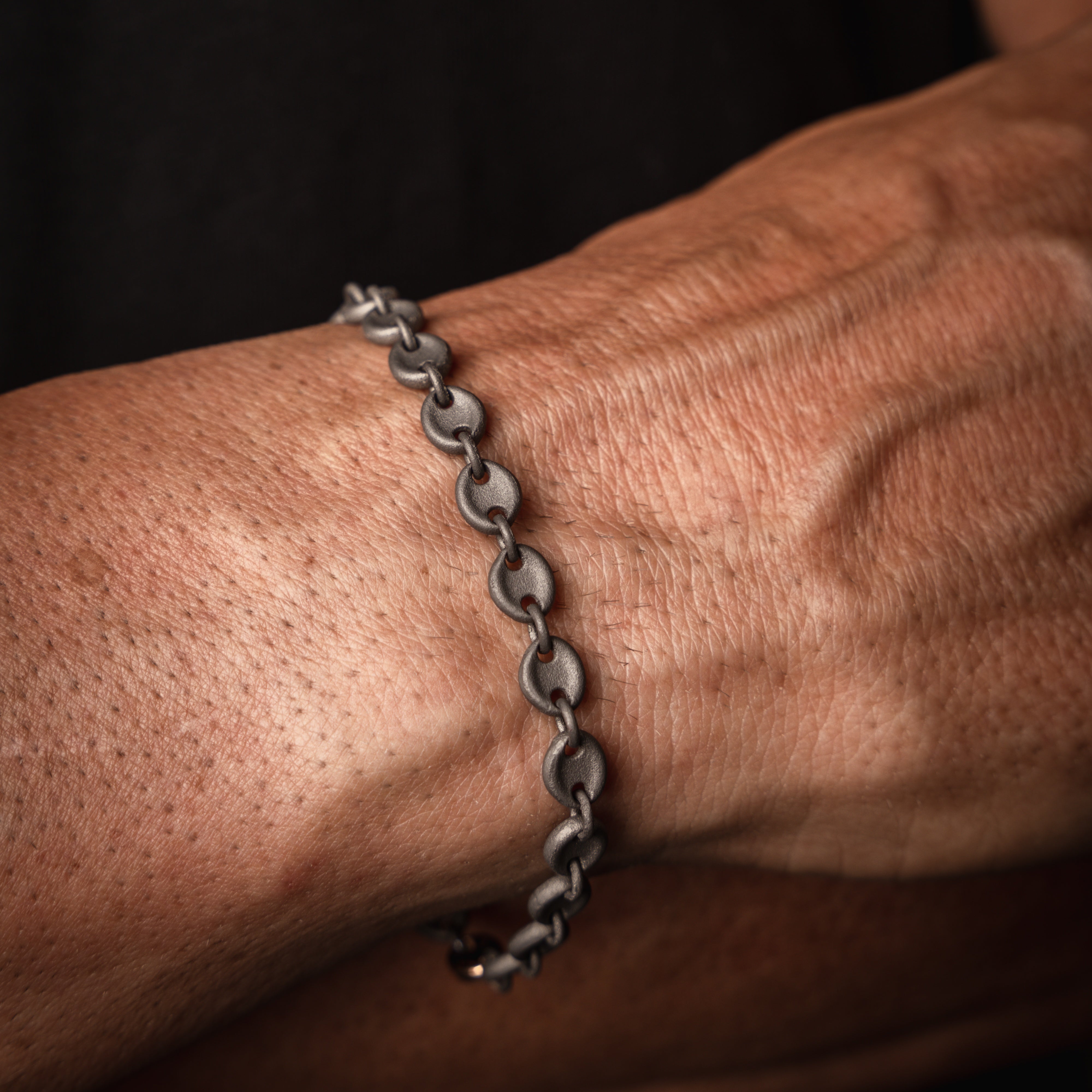 BRACELET HOMME AVEC MAILLONS MARINE EN TITANE, UN MAILLON ET ANCRE EN OR ROUGE 9KT
