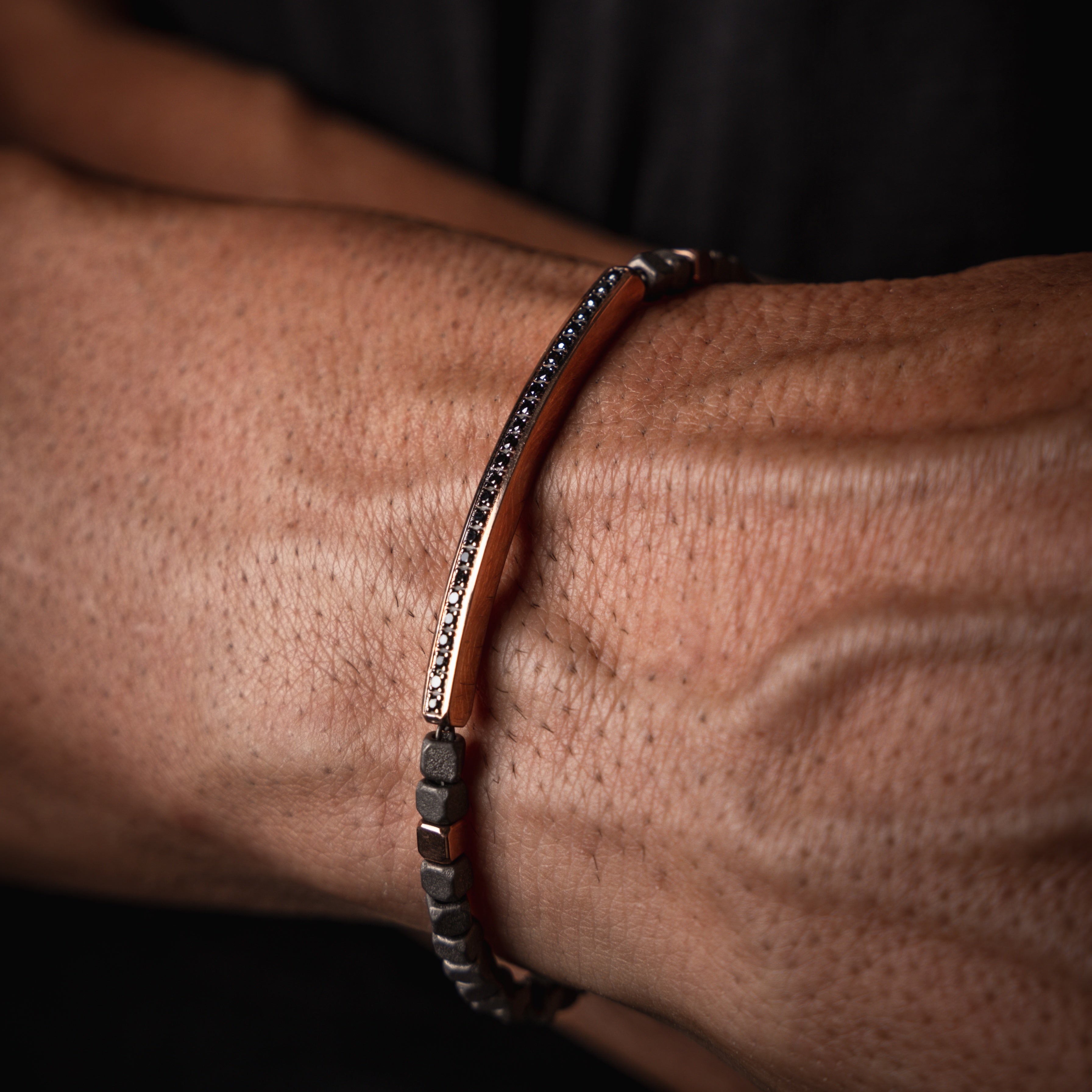 BRACCIALE UOMO IN TITANIO, BARETTA E 2 CUBI IN ORO ROSSO 9KT E DIAMANTI BLACK