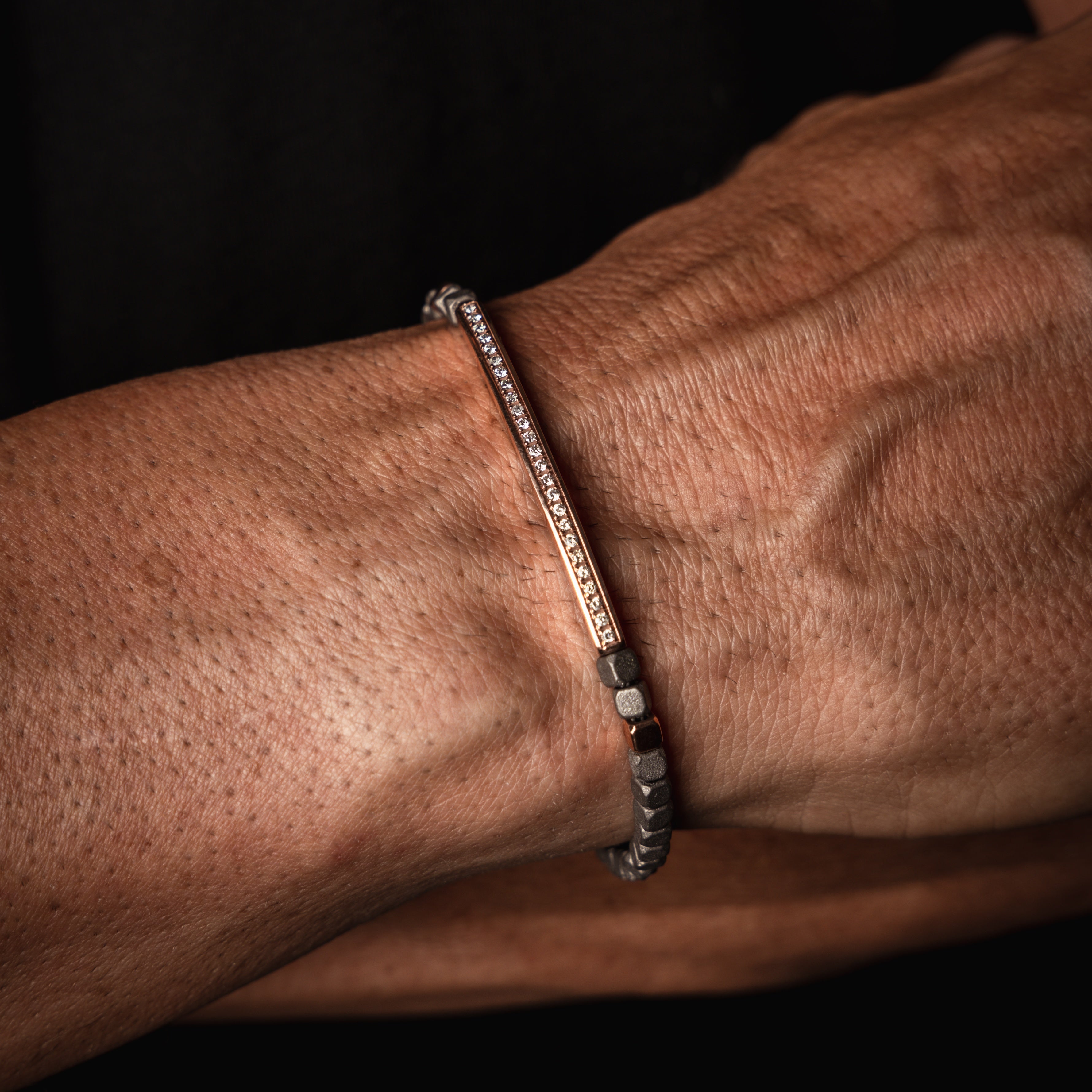 BRACCIALE UOMO IN TITANIO, BARETTA E 2 CUBI IN ORO ROSSO 9KT E DIAMANTI WHITE