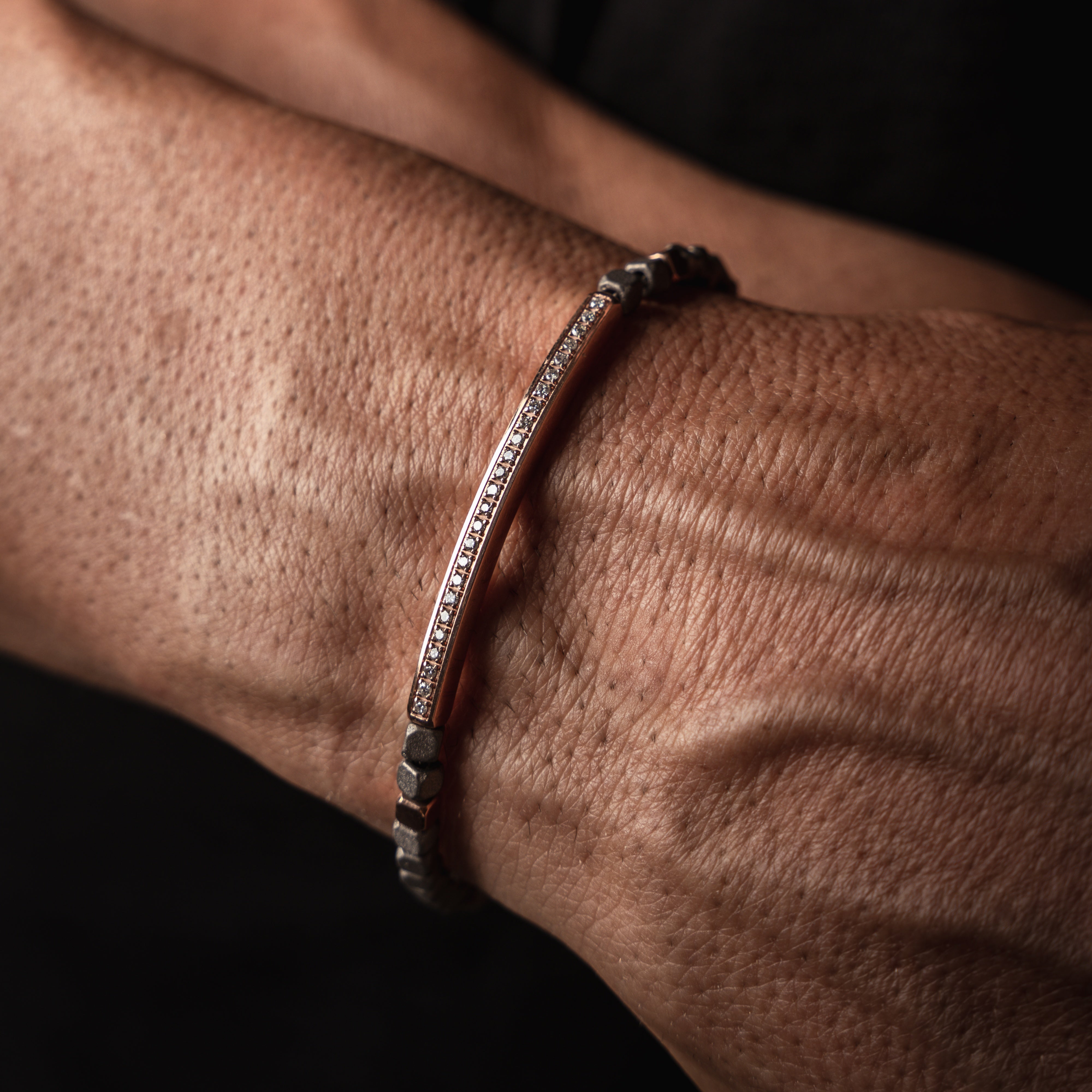 BRACCIALE UOMO IN TITANIO, BARETTA E 2 CUBI IN ORO ROSSO 9KT E DIAMANTI WHITE