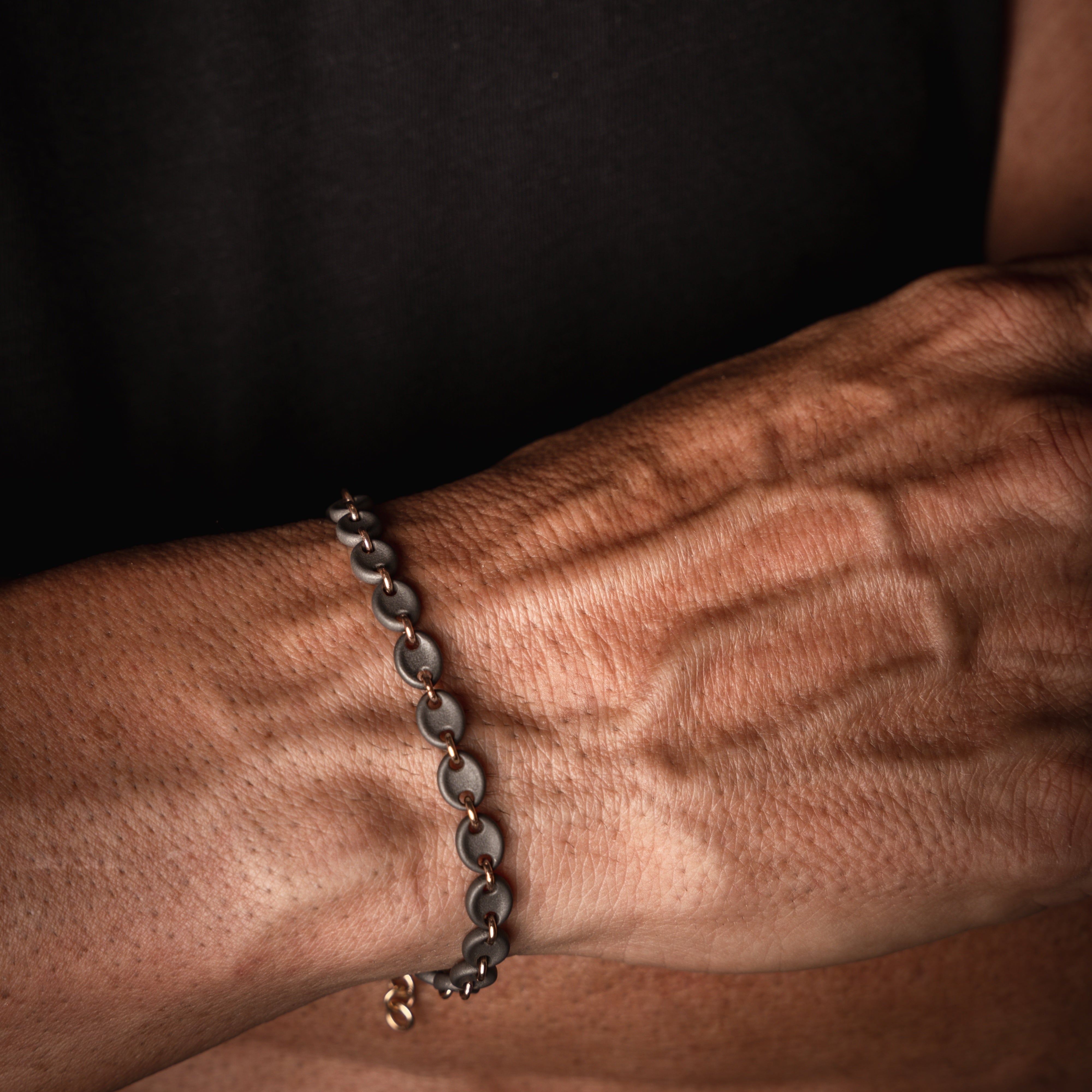 BRACELET HOMME AVEC MAILLES MARINE EN TITANE ET OR ROUGE 9 KT, ANCRE EN TITANE ET DIAMANT NOIR