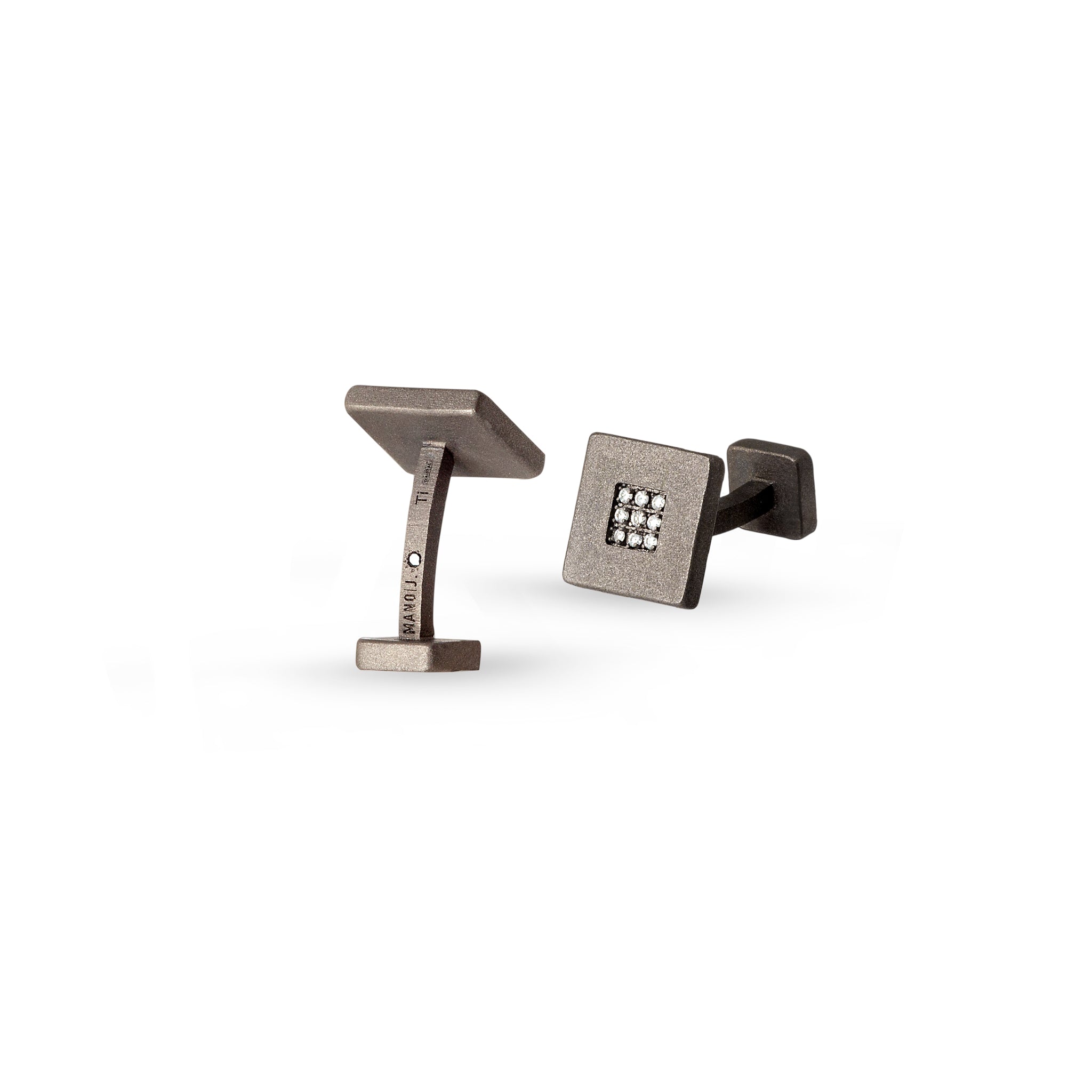 BOUTONS DE MANCHETTE EN TITANE ET 18 DIAMANTS BLANCS DE 1 POINT