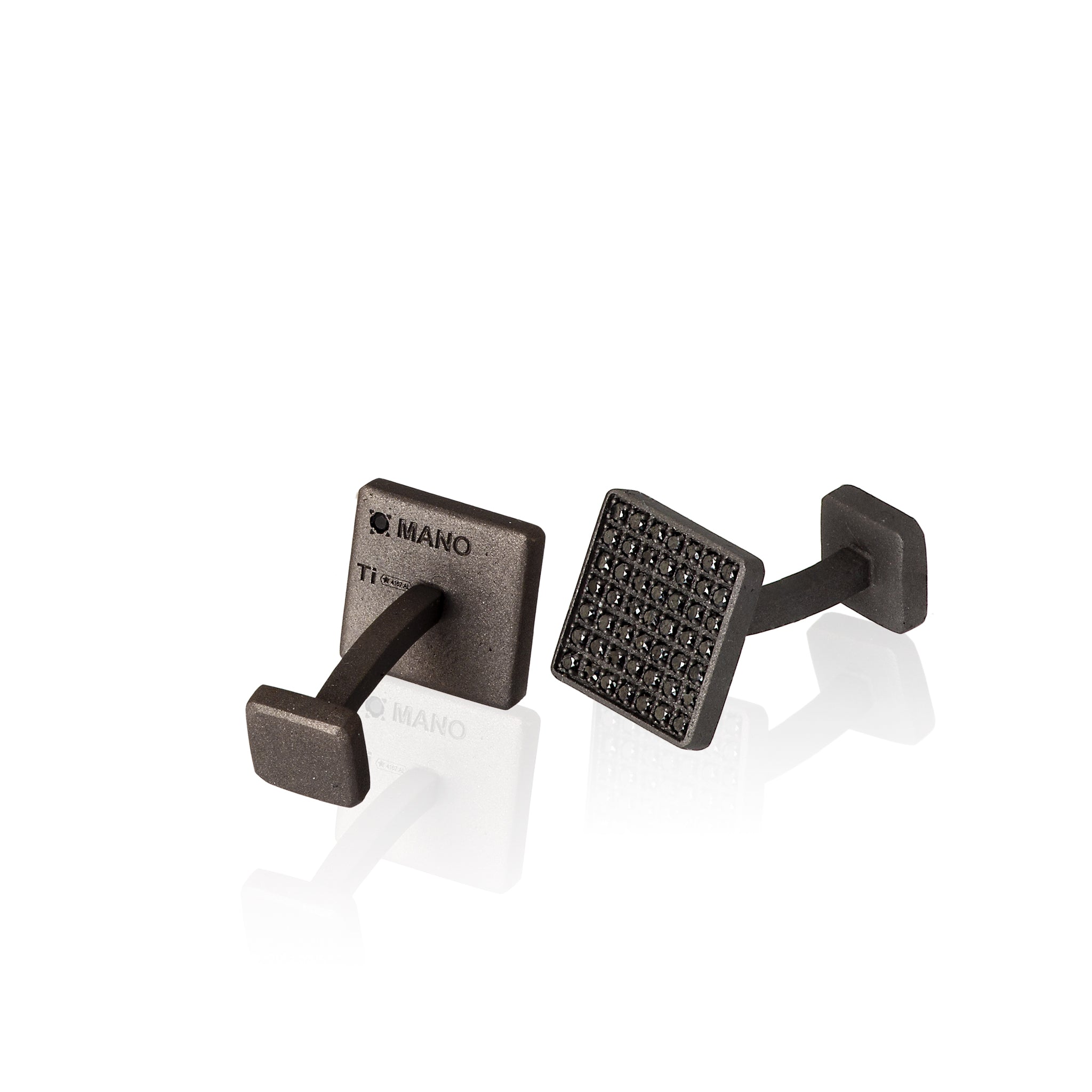 BOUTONS DE MANCHETTE EN TITANE ET 98 DIAMANTS NOIRS DE 1 POINT