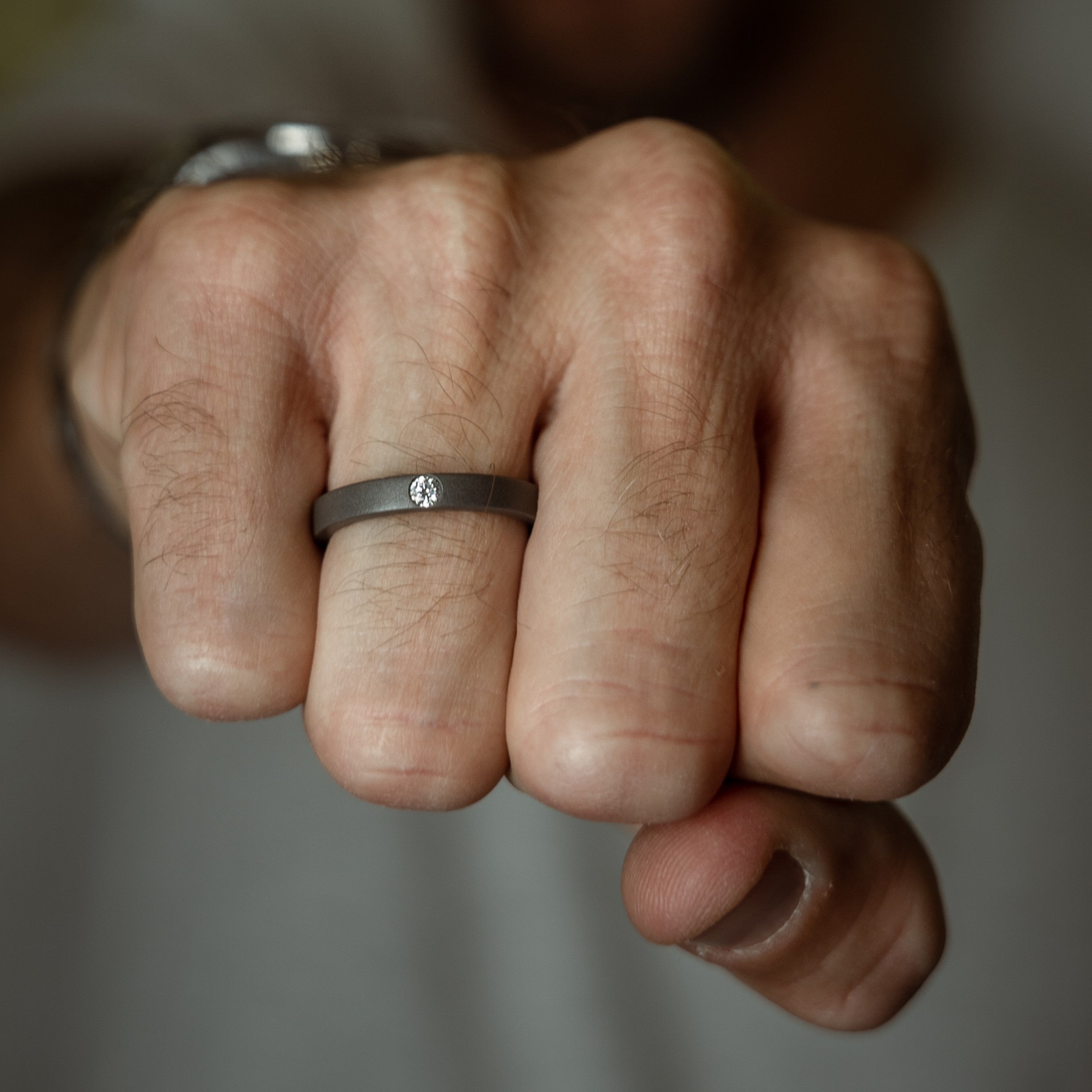 SOLITAIRE HOMME ALLIANCE PLATE EN TITANE AVEC DIAMANT BLANC DE 10 POINTS