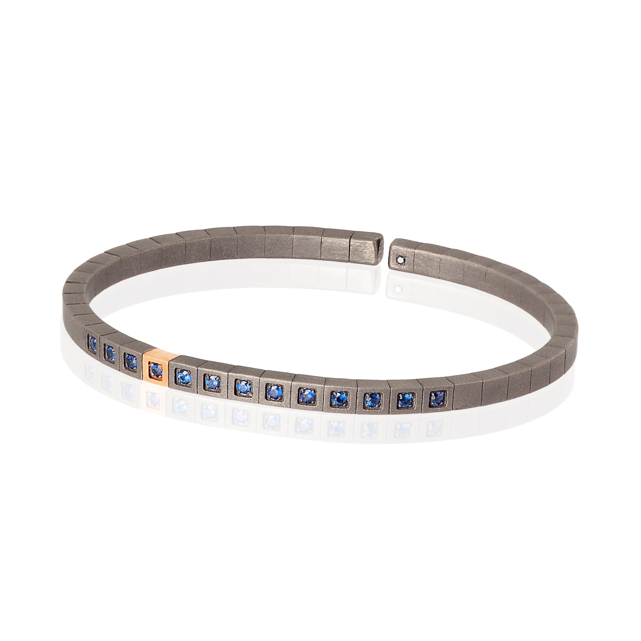 BRACELET HOMME EN TITANE, OR ROUGE 9 KT ET SAPHIRS BLEUS.
