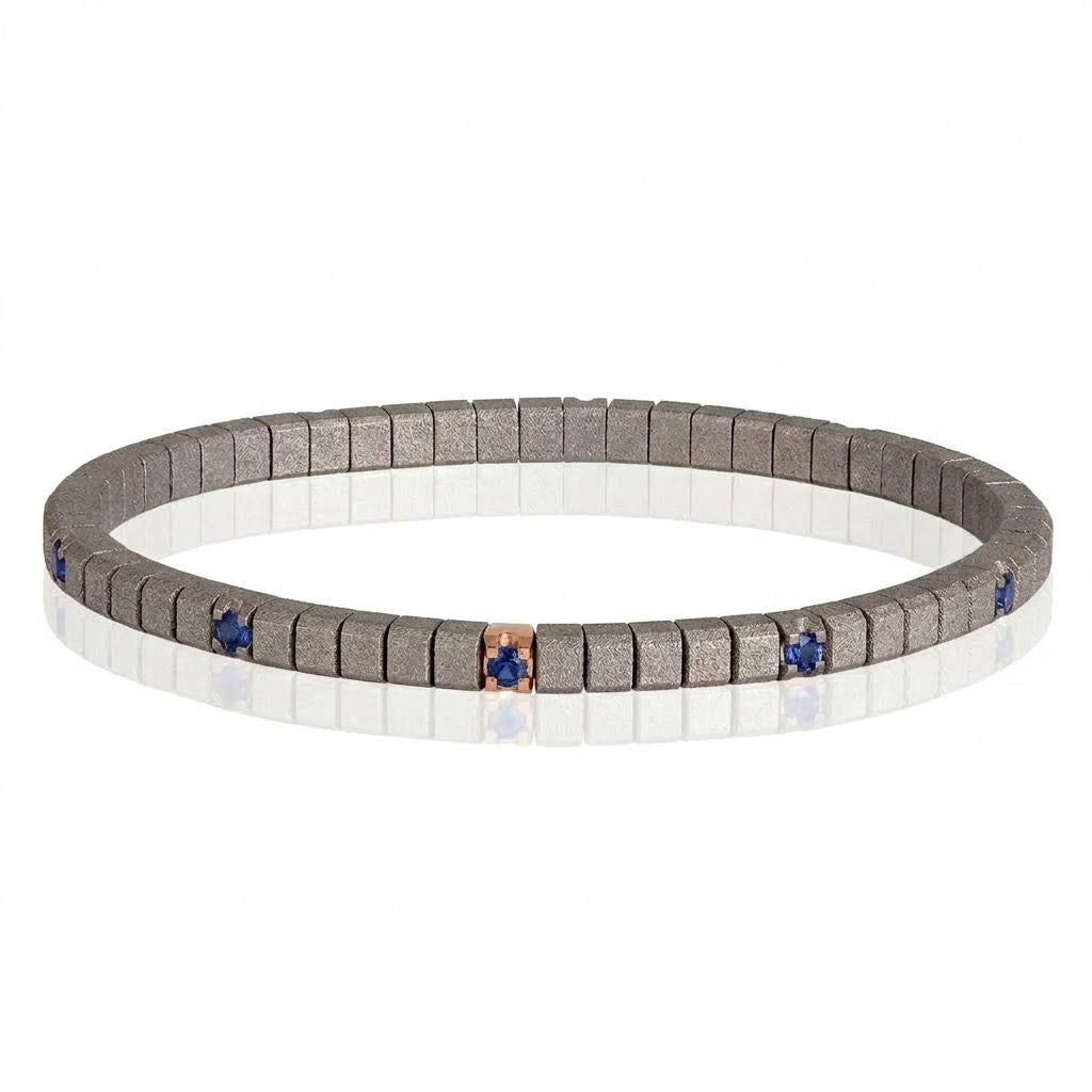 BRACCIALE TENNIS LINEA ELASTICA IN TITANIO, ORO ROSSO 18 KT E 10 ZAFFIRI BLU DA 5 PUNTI.