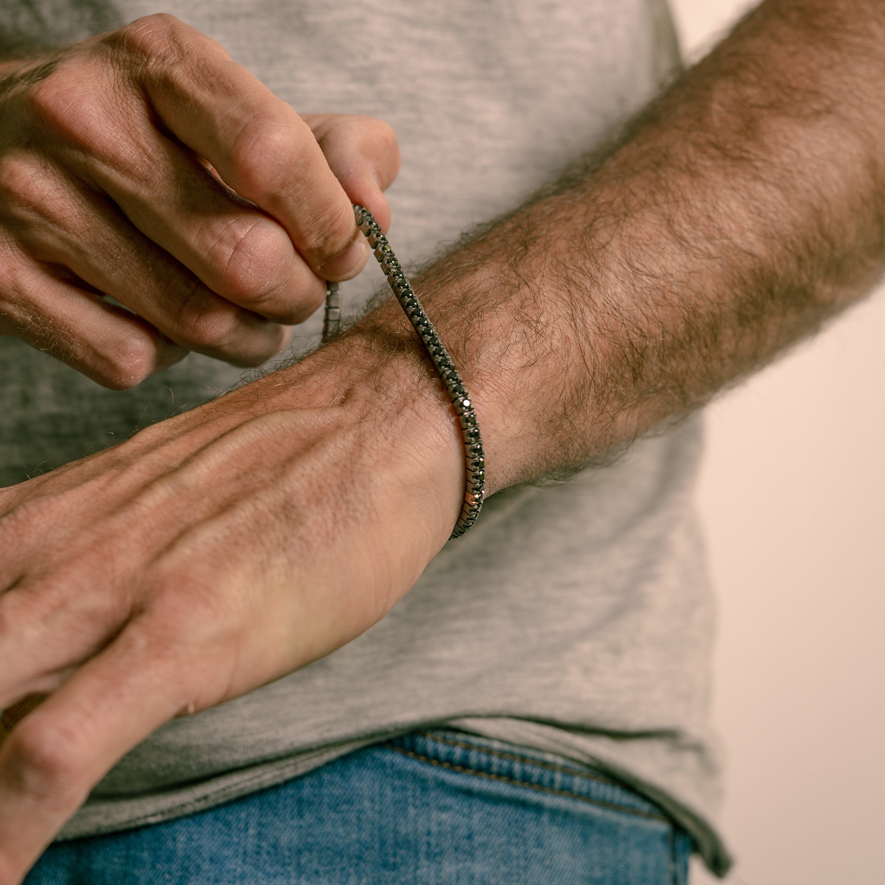 BRACELET TENNIS EN TITANE, OR ROUGE 18 KT ET DIAMANTS NOIRS DE 5 POINTS.
