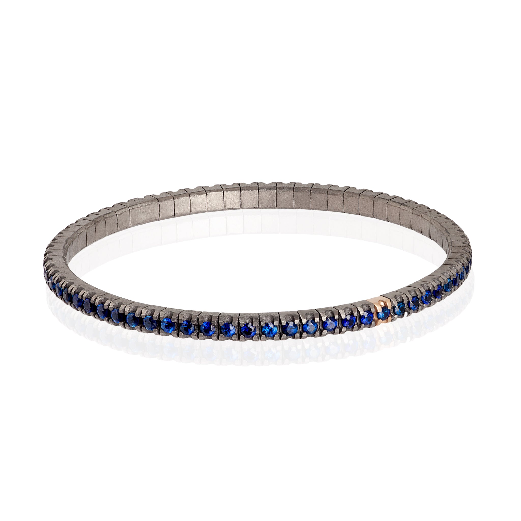 BRACELET TENNIS EN TITANE, OR ROUGE 18 KT ET SAPHIRS BLEUS DE 5 POINTS.