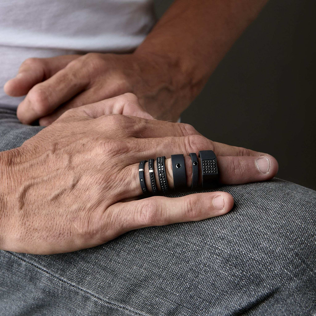 ANELLO DA UOMO IN TITANIO NERO A FASCIA PIATTA CON DUE FILE DI DIAMANTI BLACK