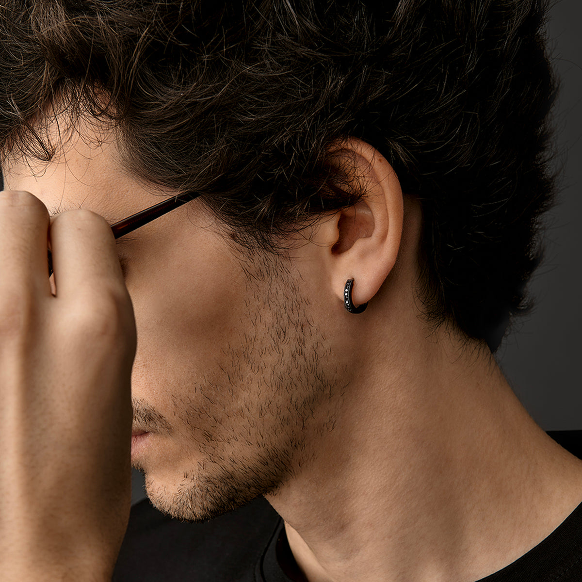 MONO ORECCHINO DA UOMO IN TITANIO NERO CON BRILLANTI NERI