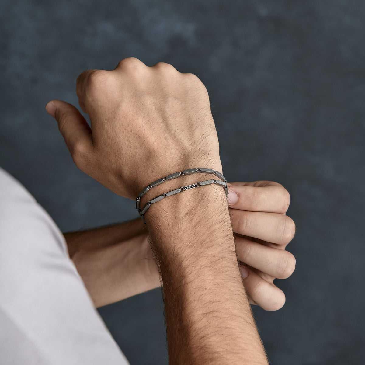 BRACCIALE NAVETTE IN TITANIO CON UNA NAVETTA IN ORO GIALLO 9 KT E DIAMANTI BLACK