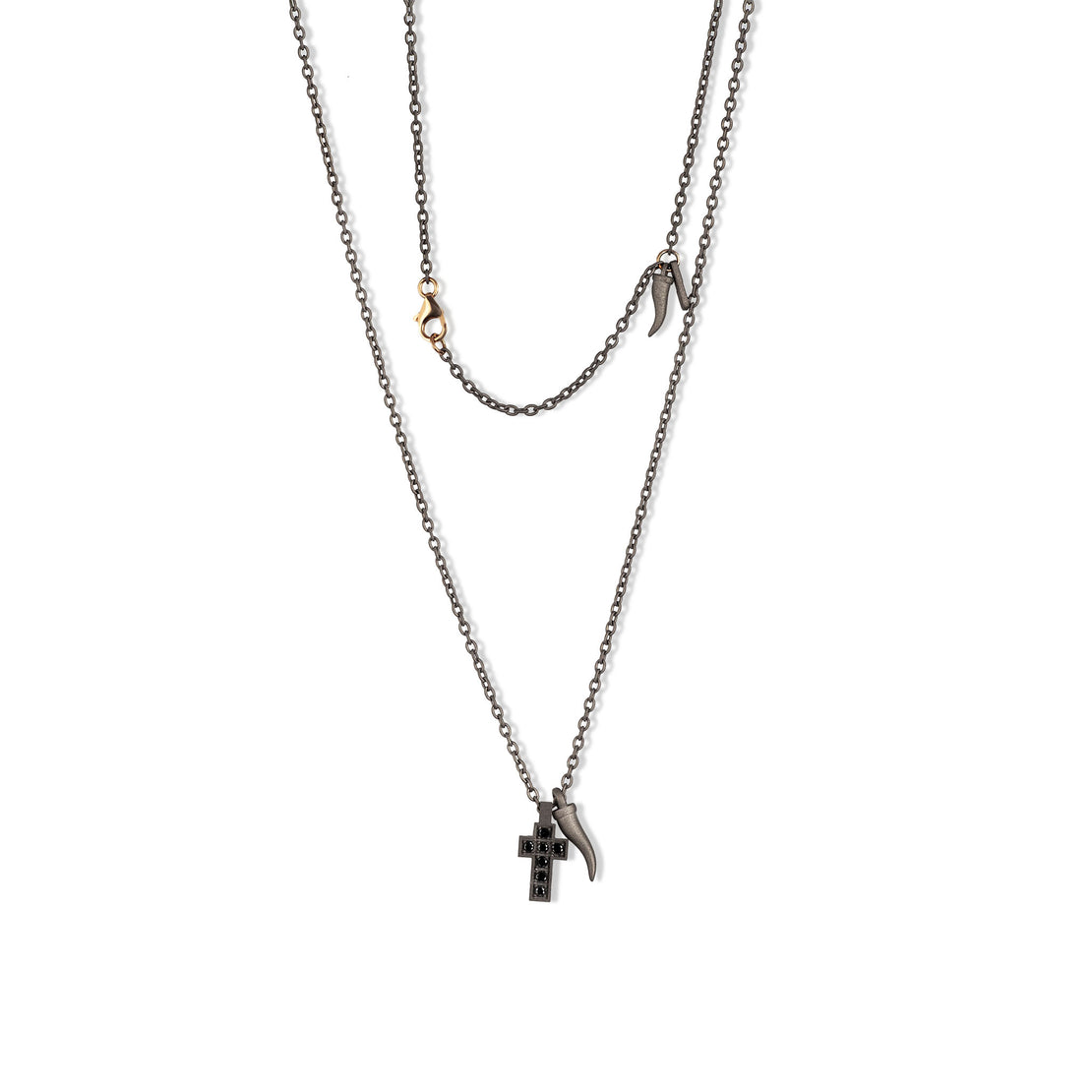 COLLIER DE HOMME EN TITANE, CORNE PORTE-BONHEUR PENDANTE ET UNE CROIX SERTIE DE DIAMANTS NOIRS