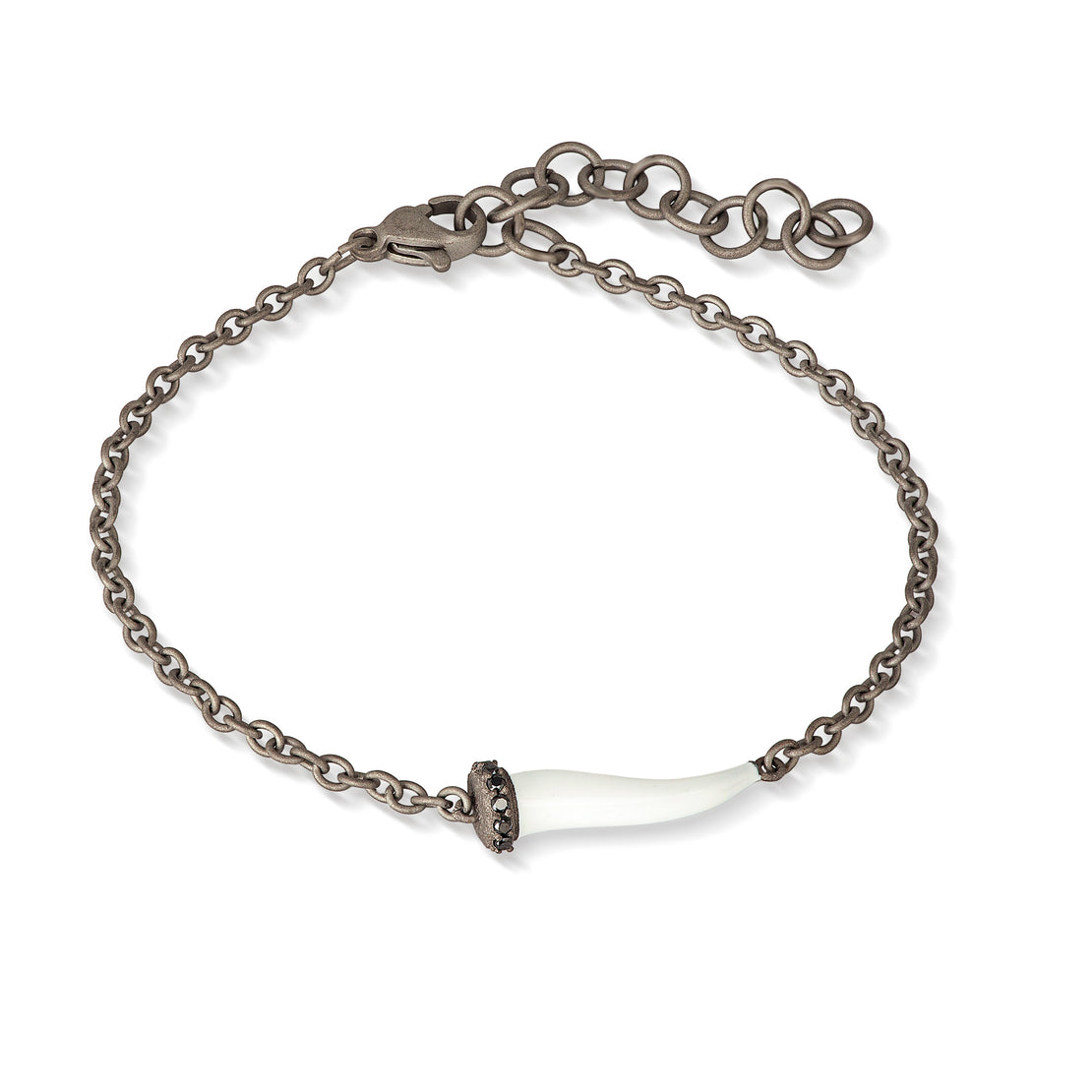 BRACELET CHARMS AVEC CORNE PORTE-BONHEUR ÉMAILLÉ BLANC EN TITANE, 5 NOIRS ET CHAÎNE