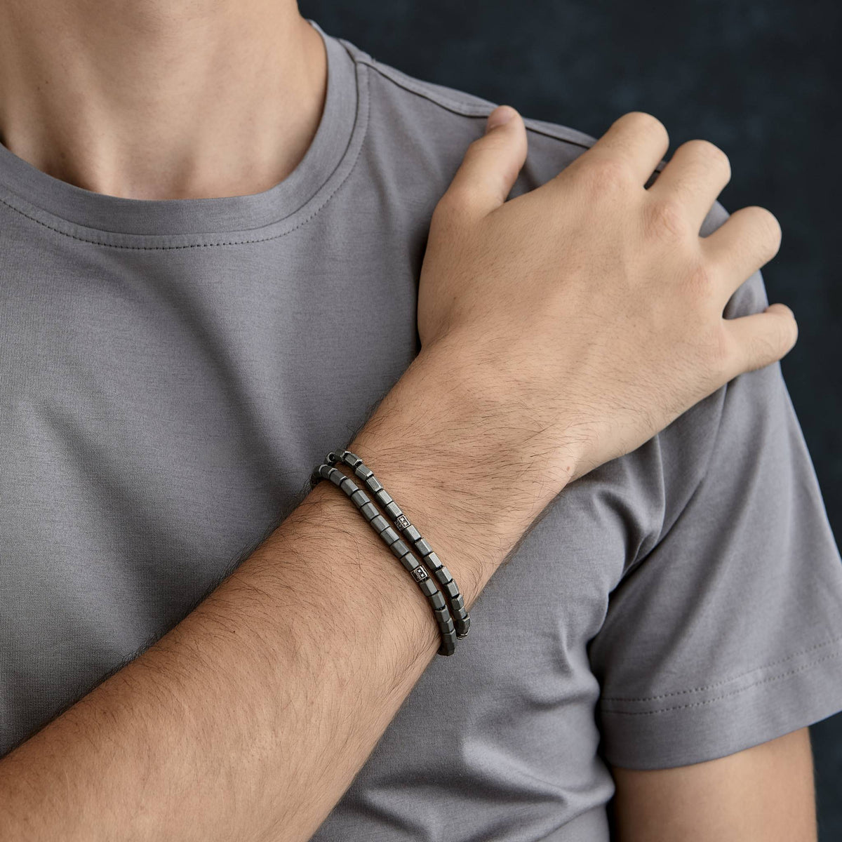 BRACCIALE UOMO CON ESAGONINI IN TITANIO, UNO IN ORO ROSSO 9 KT INCASSATO CON DIAMANTI BROWN