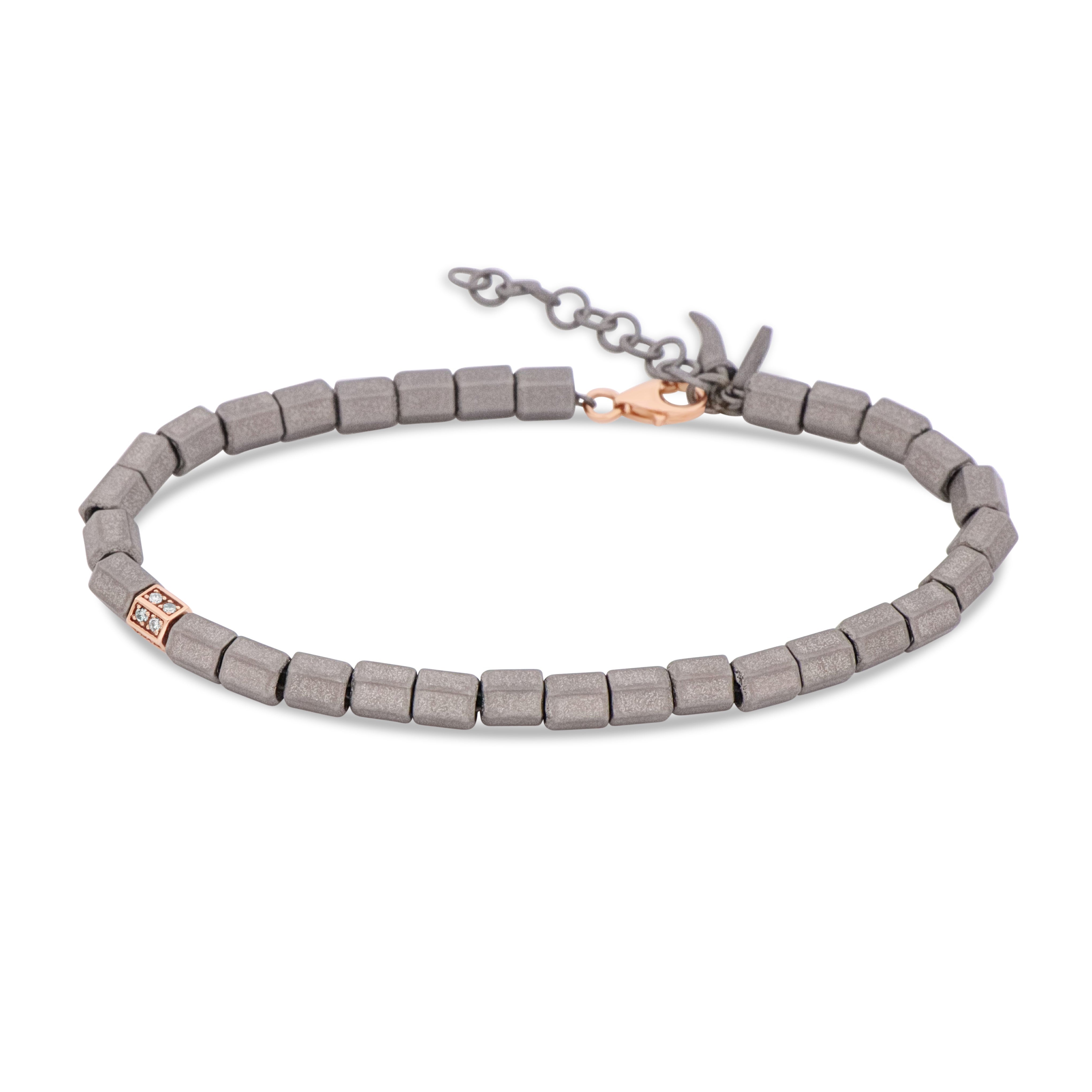 BRACCIALE UOMO CON ESAGONINI IN TITANIO, UNO IN ORO ROSSO 9 KT INCASSATO CON DIAMANTI BROWN