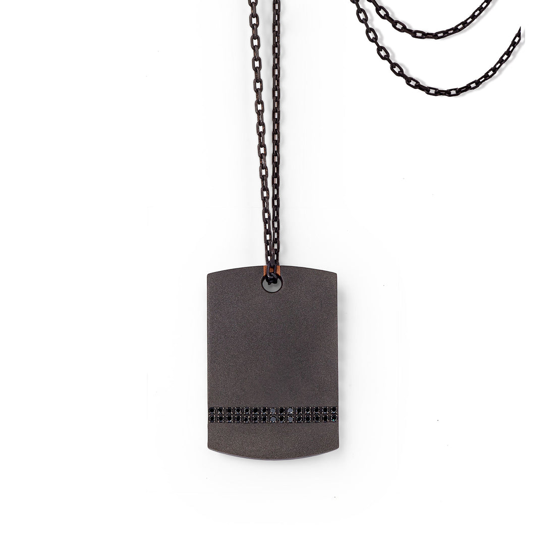 COLLIER HOMME AVEC PLAQUE EN TITANE, OR ROUGE 18 KT, 30 DIAMANTS NOIRS, OR ROUGE 9 KT ET CHAÎNE.