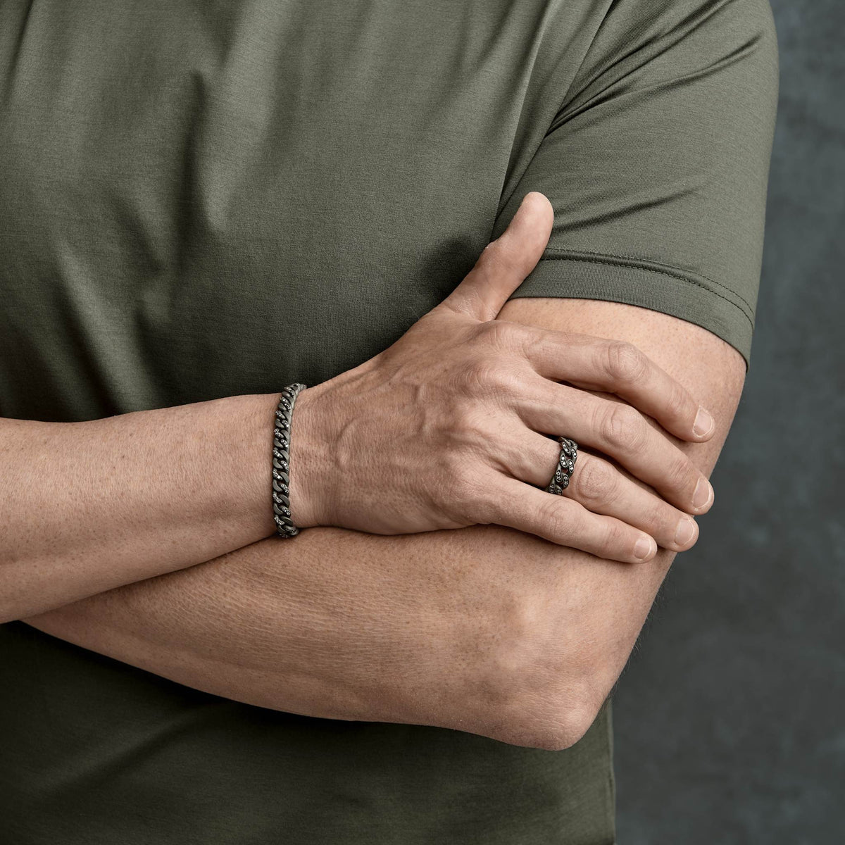 ANELLO UOMO IN TITANIO TUTTO INCASSATO CON DIAMANTI BROWN