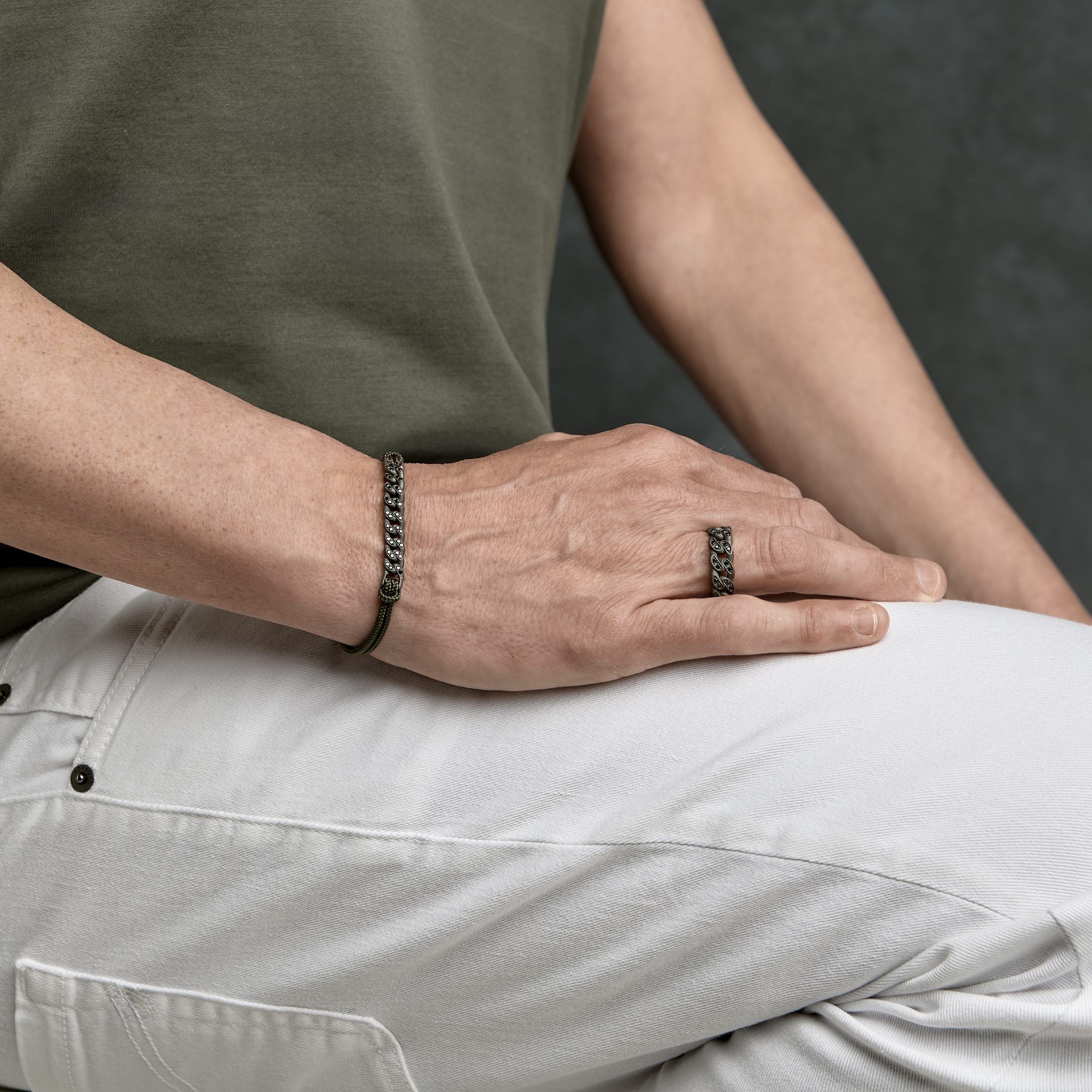 ANELLO UOMO IN TITANIO TUTTO INCASSATO CON DIAMANTI BLACK