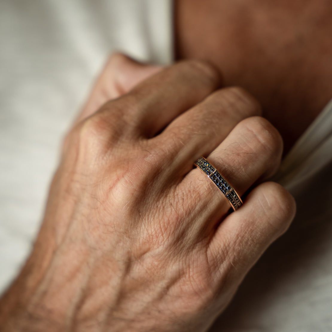 BAGUE HOMME ENTIÈREMENT SERTI EN OR ROUGE 9 KT ET 90 DIAMANTS NOIRS