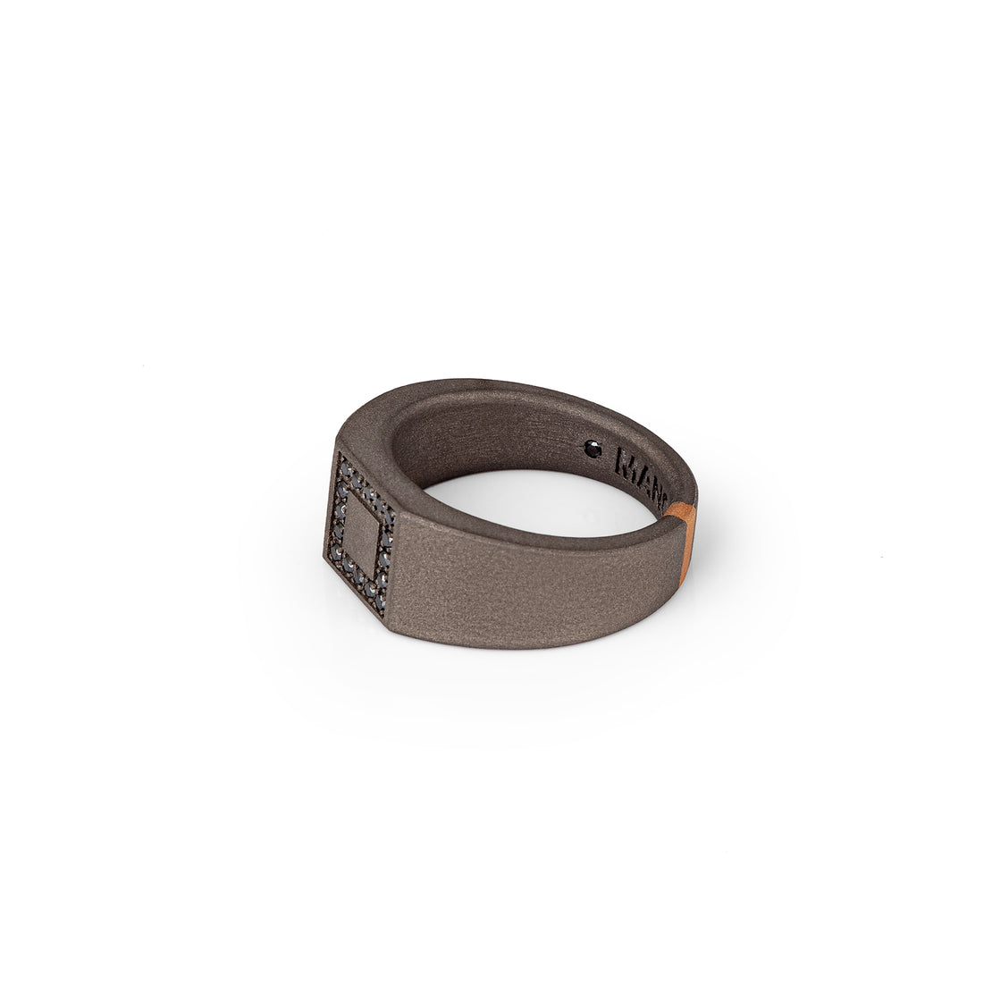 BAGUE HOMME  EN TITANE, OR ROUGE ET DIAMANTS NOIRS.