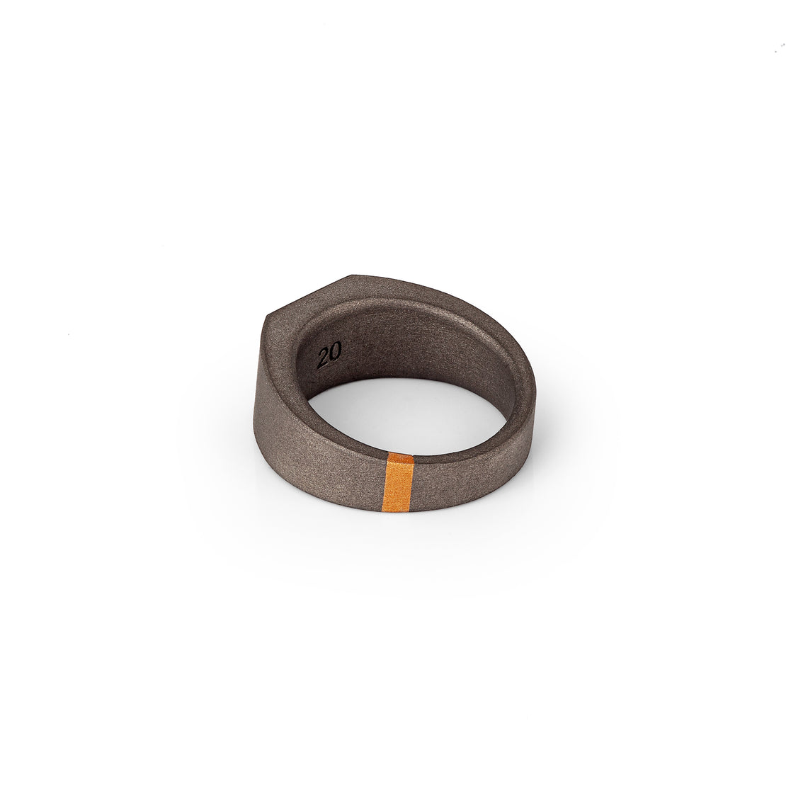 BAGUE HOMME  EN TITANE, OR ROUGE ET DIAMANTS NOIRS.